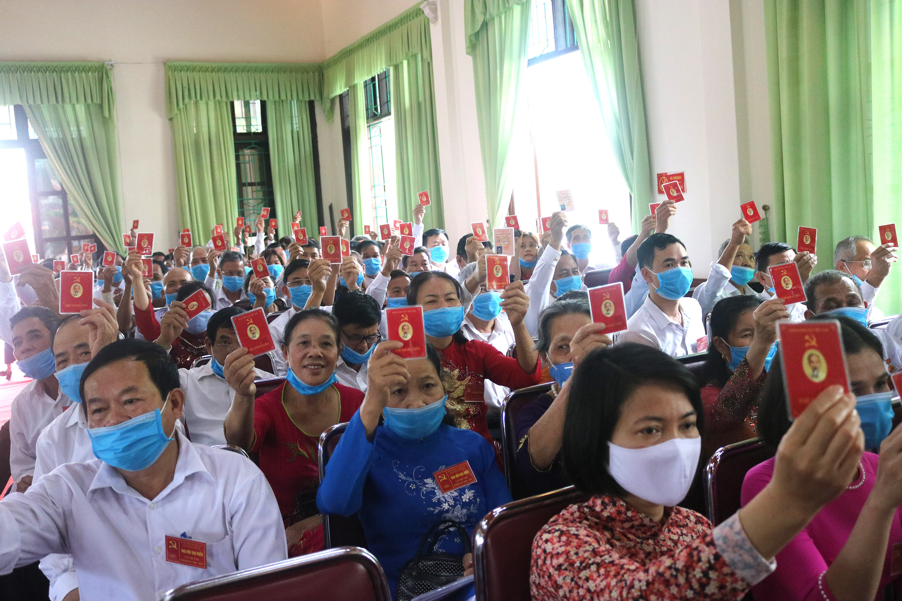 Các đại biểu biểu quyết chốt danh sách bầu cử Ban Chấp hành Đảng bộ xã Nghi Kim, nhiệm kỳ 2020 - 2025. Ảnh Thu Huyền 