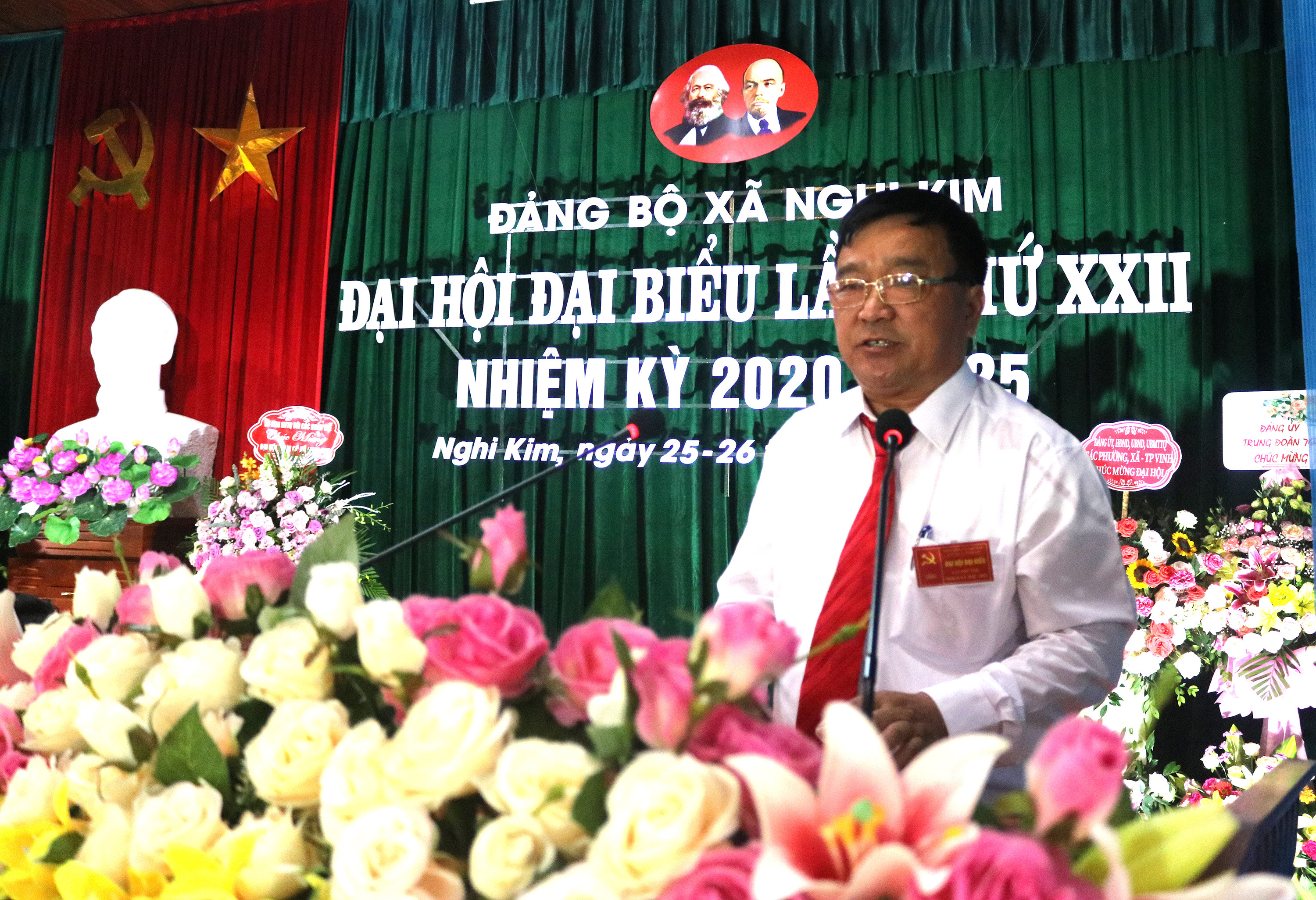 Thông qua chương trình Đại hội và báo cáo chính trị Đảng bộ xã Nghi Kim nhiệm kỳ 2015-2020. Ảnh: Việt Phương