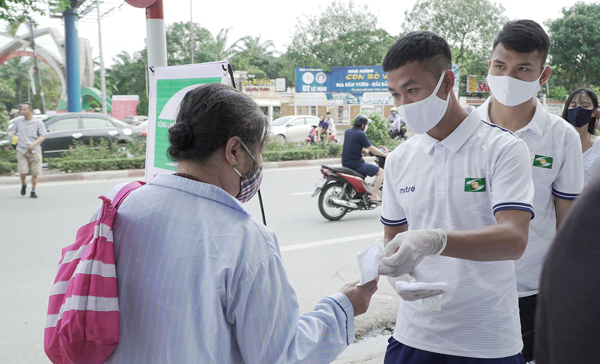 Cũng vì dịch bệnh Covid-19, các cầu thủ vẫn chưa thể thi đấu trở lại và đây là khoảng thời gian họ dành cho các hoạt động xã hội. Ảnh: Sỹ Hiếu