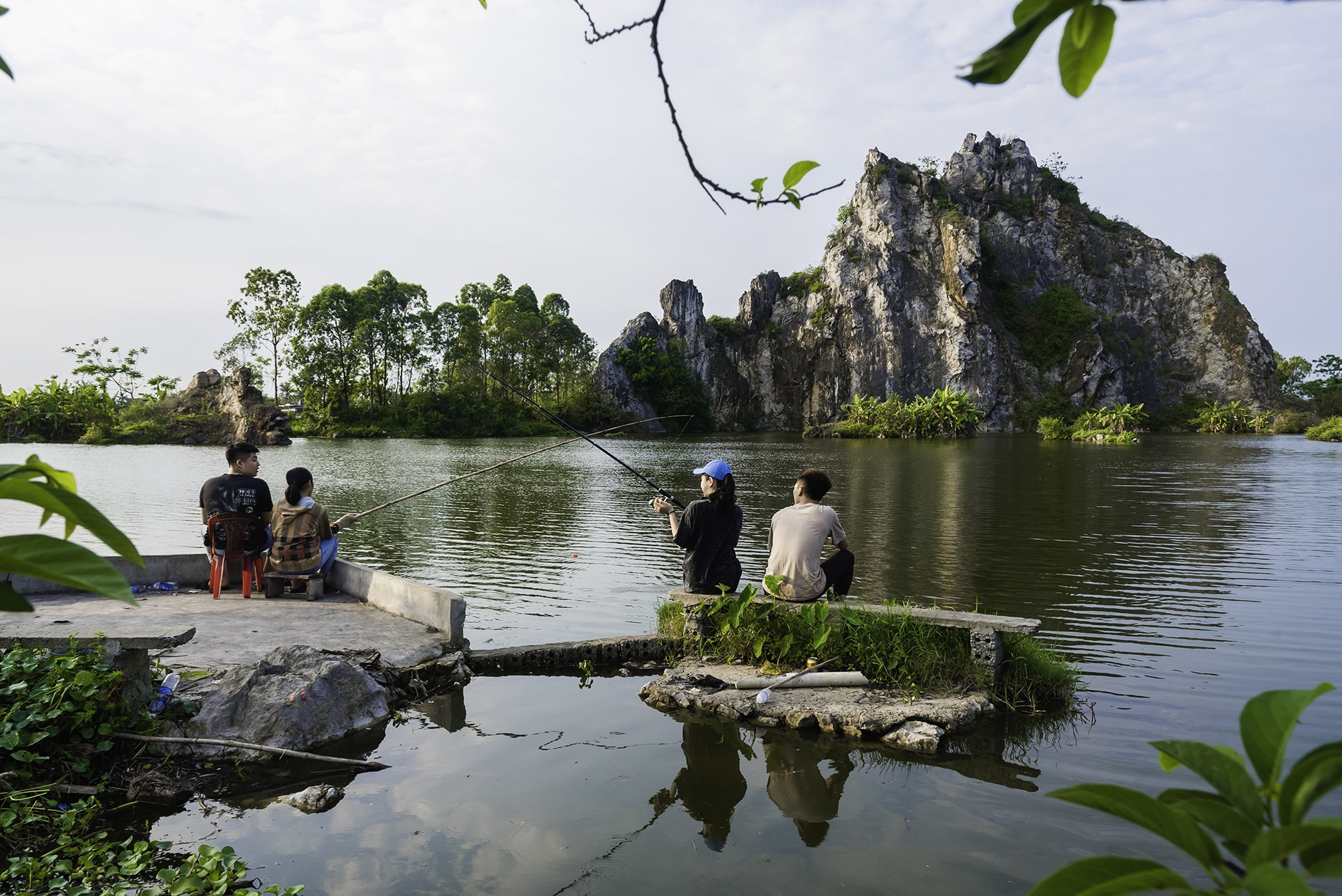  Cảnh đẹp, hồ nước sâu, trong xanh không bao giờ cạn, từ lâu đã thu hút rât nhiều người đến câu cá, hóng gió vui chơi.