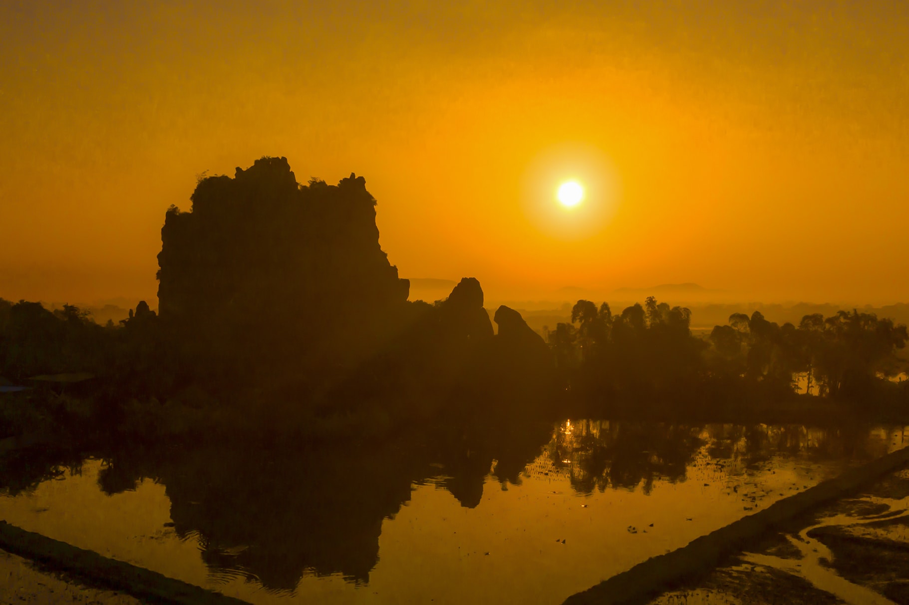 Khung cảnh kỳ ảo khi bình minh lên. Ảnh Hồ Nhật Thanh.