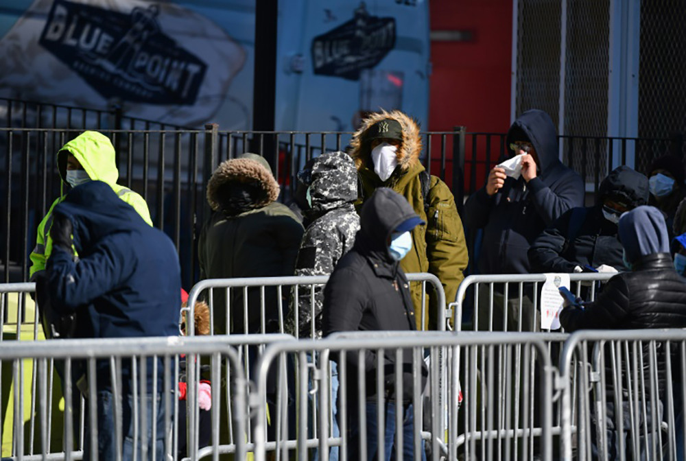 Người dân xếp hàng chờ xét nghiệm Covid-19 tại New York, Mỹ. Ảnh: AFP