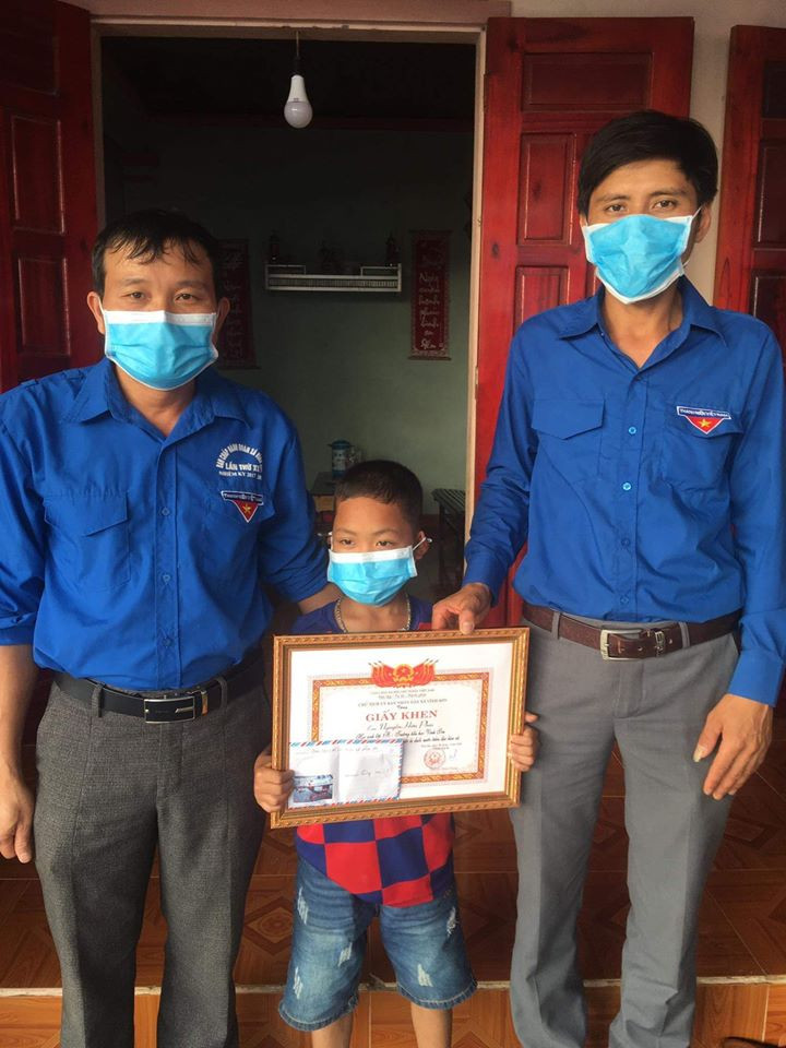 BTV Đoàn xã Vĩnh Sơn huyện Anh Sơn đã trao giấy khen và phần thưởng của chủ tịch UBND xã cho em Nguyễn Hữu Phúc