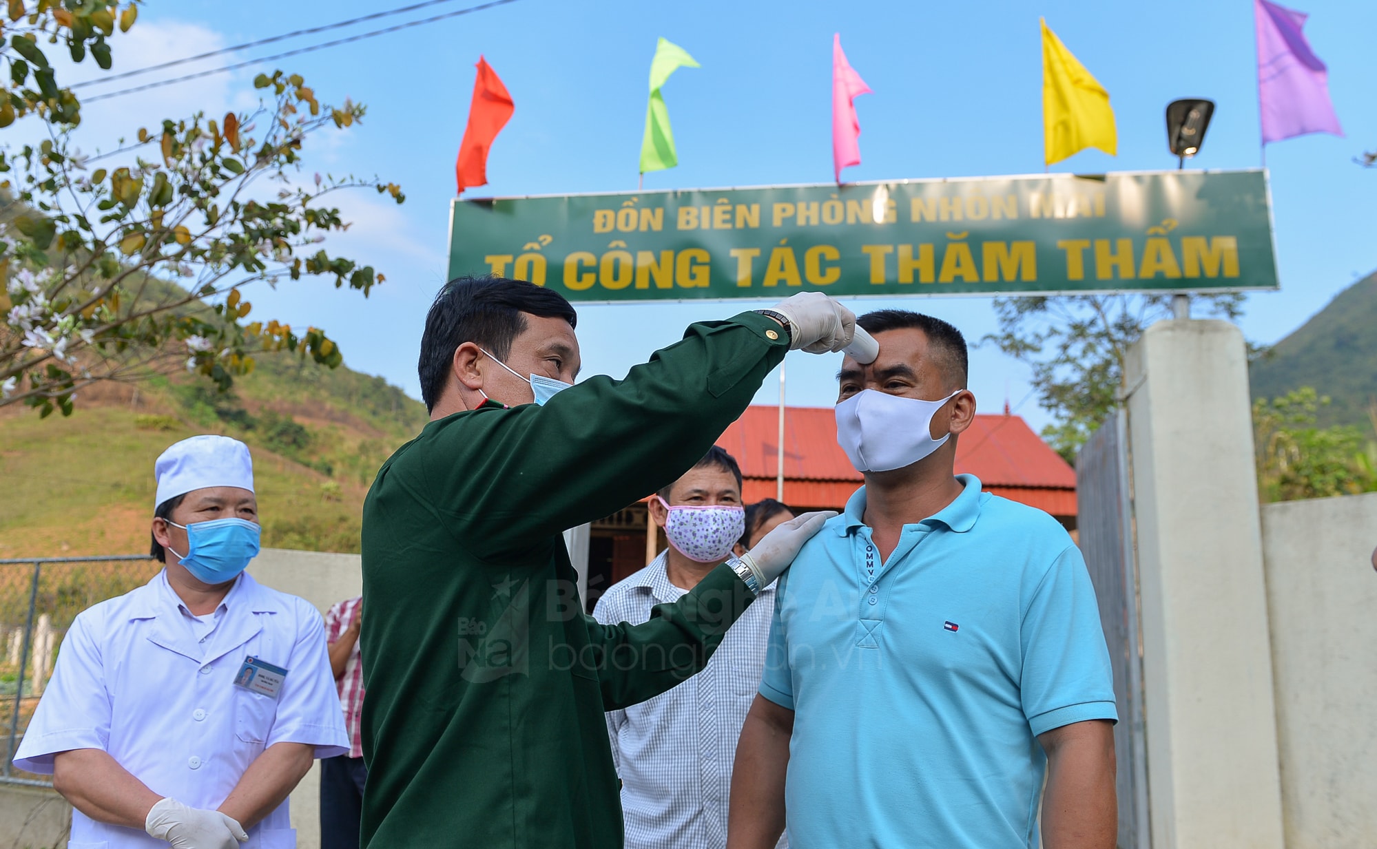 Kiểm tra thân nhiệt, sức khỏe công dân trở về từ nước ngoài. Ảnh tư liệu