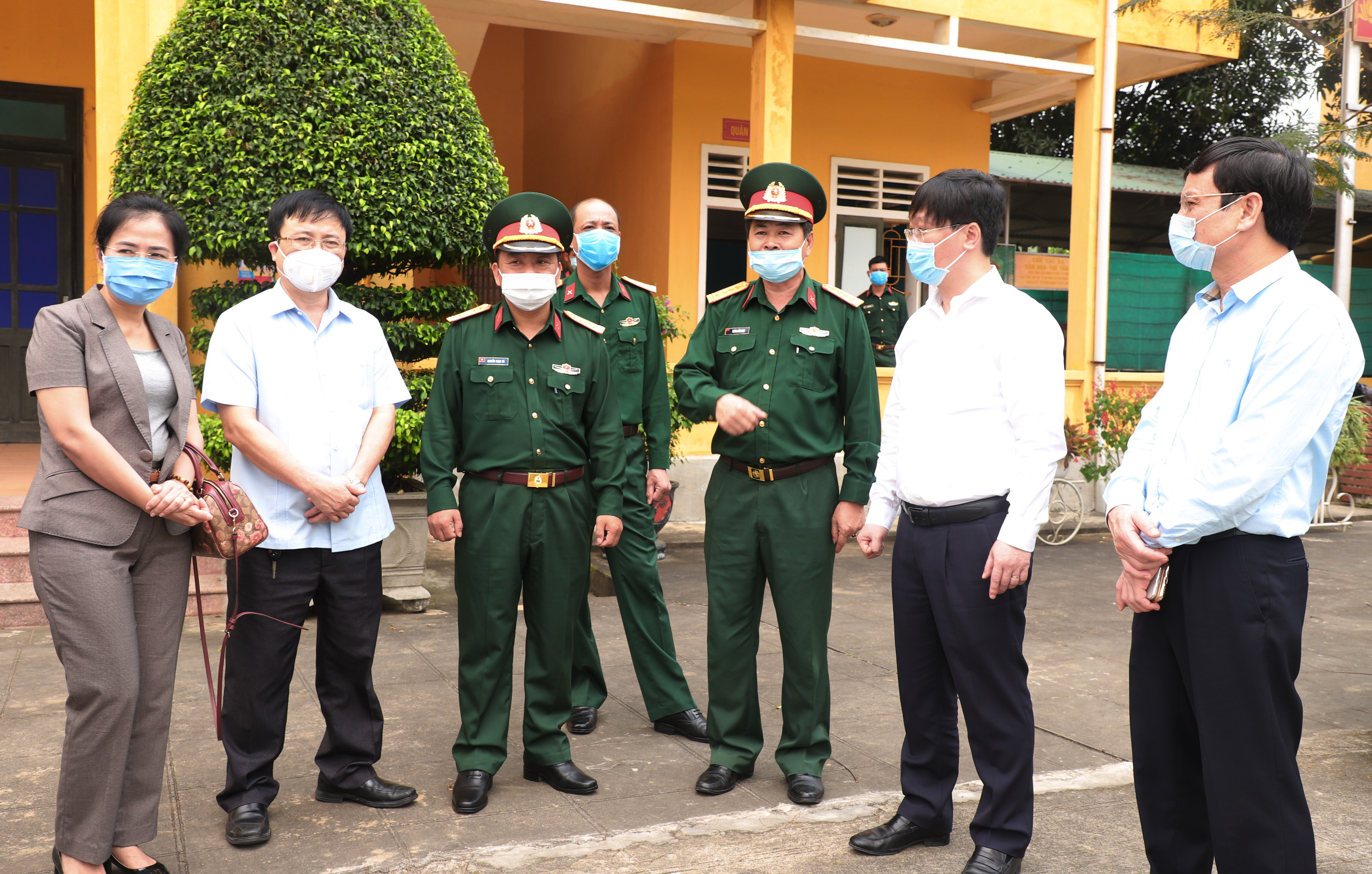 Chủ tịch UBND tỉnh Nguyễn Đức Trung nghe hiệu trưởng Trường Quân sự Quân khu 4 báo cáo về công tác cách ly. Ảnh: Thành Duy