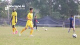 Phan Văn Đức và cầu thủ SLNA tập ké đội trẻ để ‘bảo dưỡng’ sân Vinh 