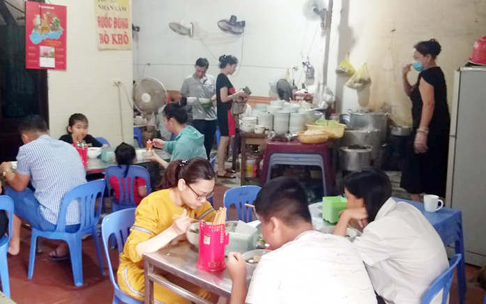 Sáng 29/3, một quán phở trên đường Trần Phú vẫn hoạt động, có hàng chục khách tụ tập ăn uống. Ảnh: CK