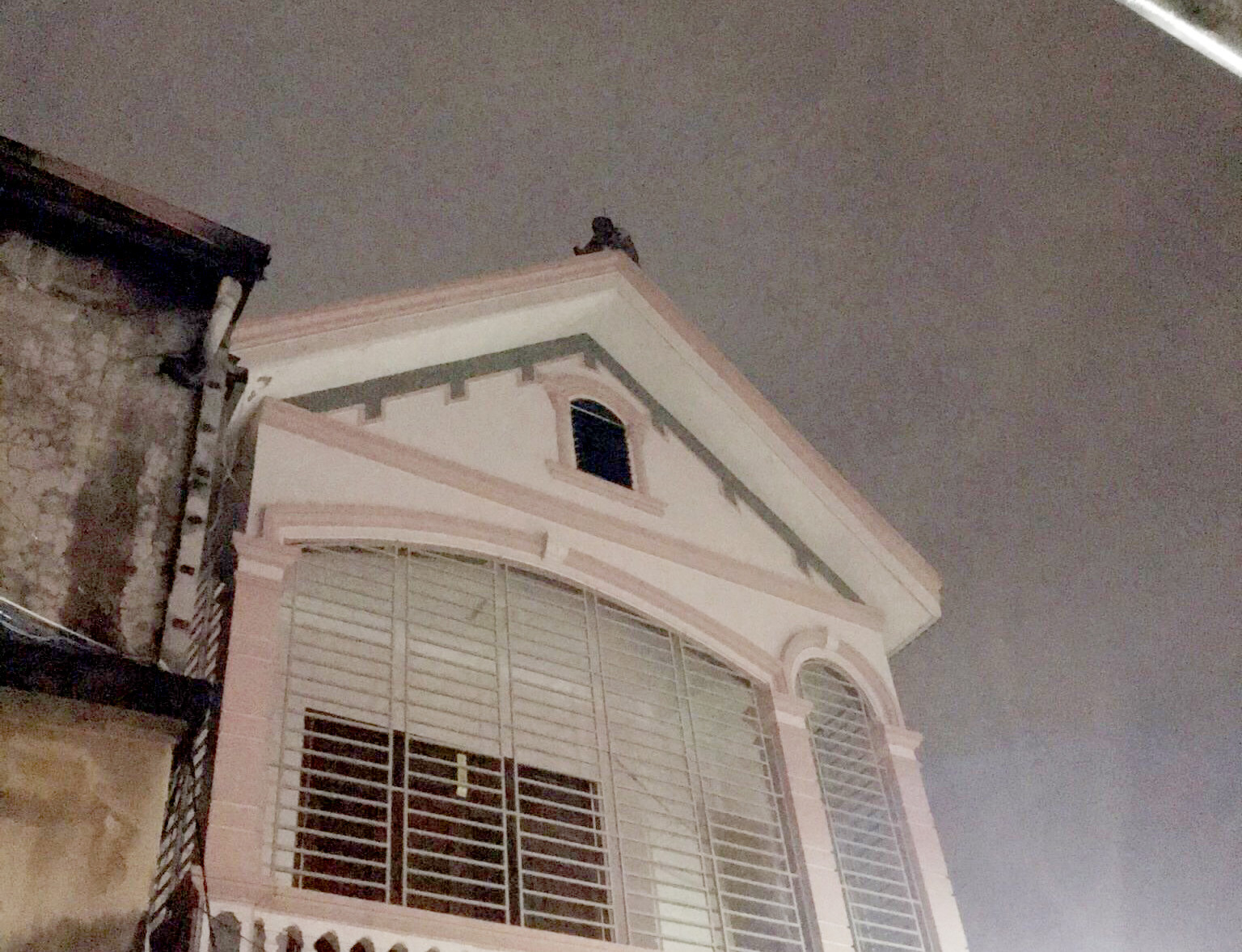 Anh Quang leo lên nóc nhà hàng xóm với ý định tự tử. Ảnh: Chu Minh