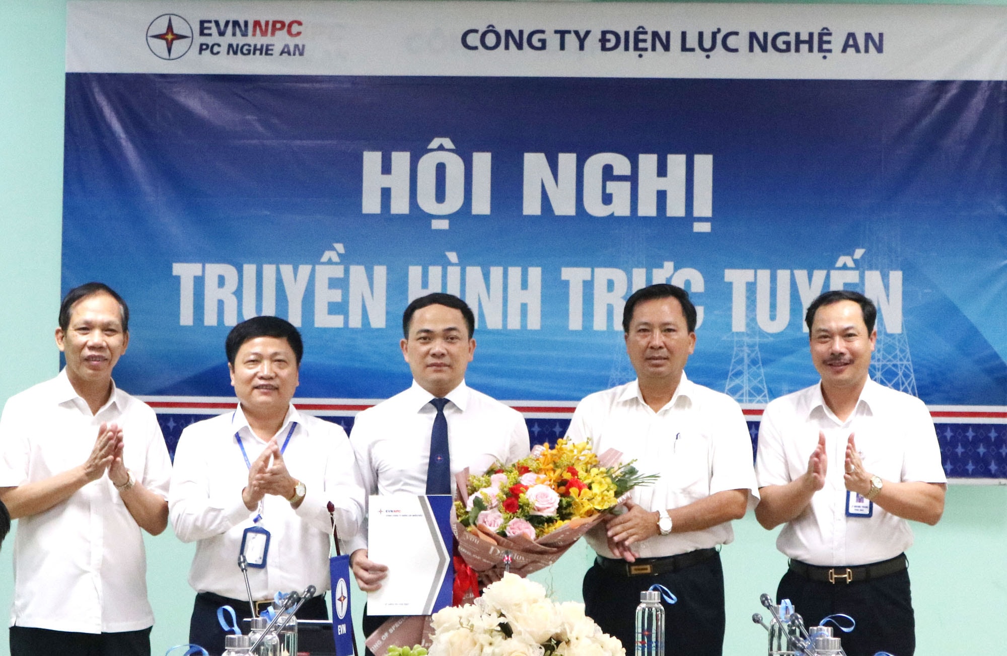 Trao quyết định bổ nhiệm chức danh Phó Giám đốc Công ty Điện lực Nghệ An