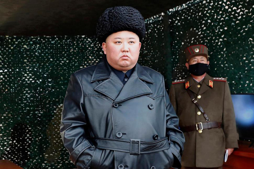 Nhà lãnh đạo Triều Tiên Kim Jong-un quan sát một buổi phóng thử tên lửa. Ảnh: US News