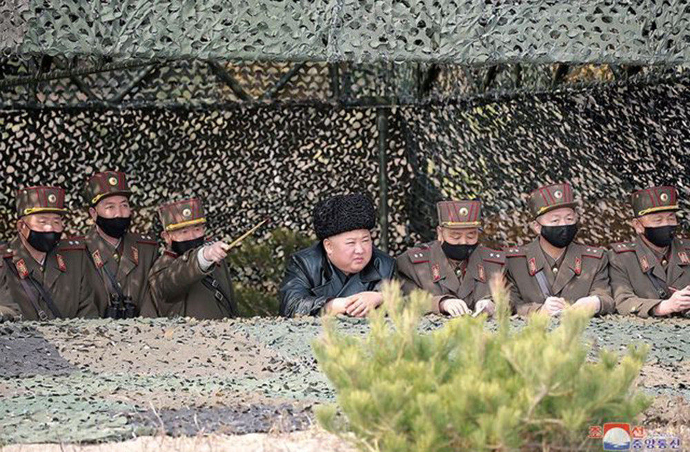 Các sĩ quan Triều Tiên đều đeo khẩu trang khi quan sát vụ phóng thử tên lửa cùng nhà lãnh đạo Kim Jong-un. Ảnh: US News