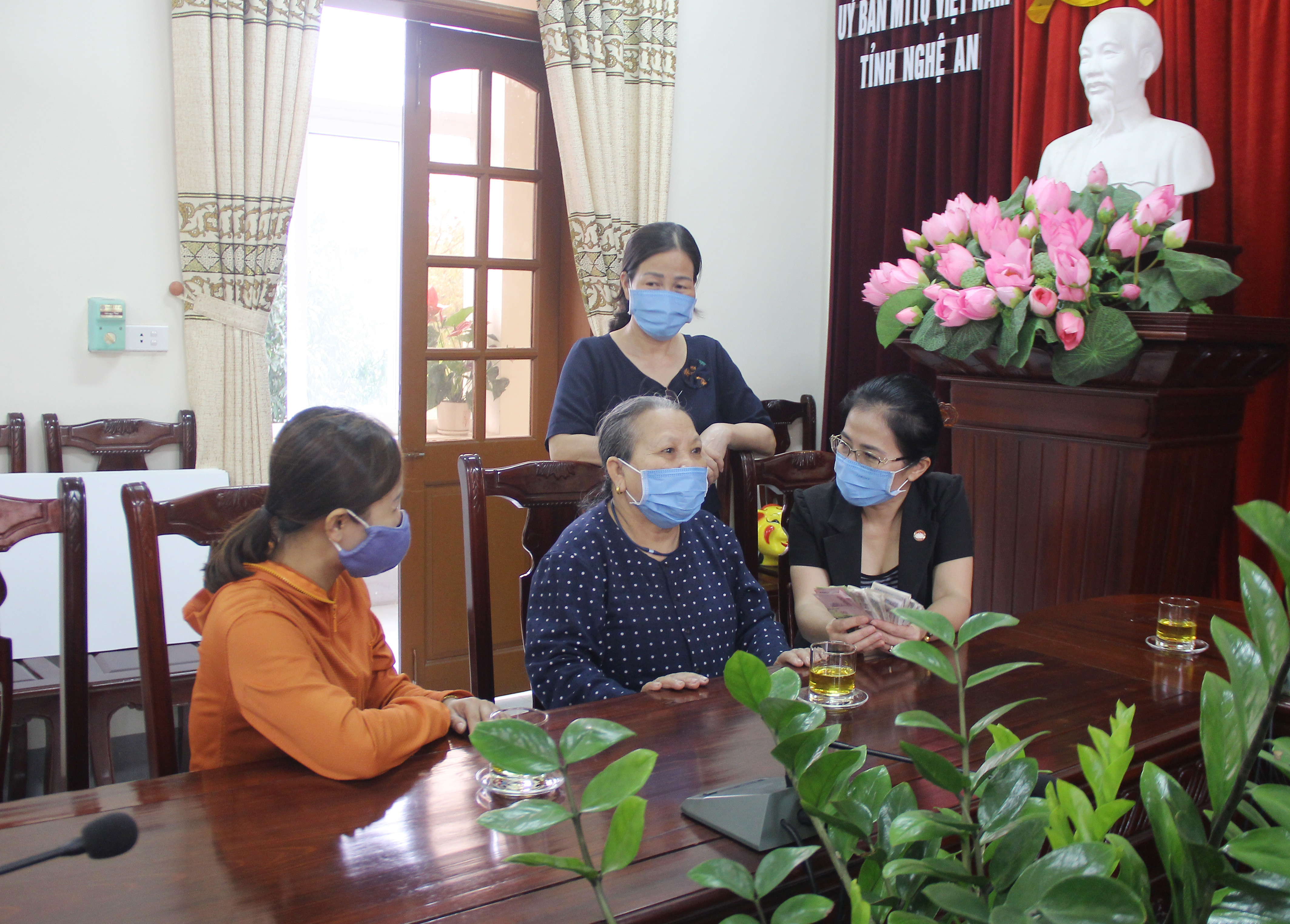 Đồng chí Võ Thị Minh Sinh tiếp nhận sự ủng hộ của bà Vương Thị Châu, xóm 8, xã Nghi Ân, thành phố Vinh tổng 1,1 triệu đồng. Ảnh: Mai Hoa