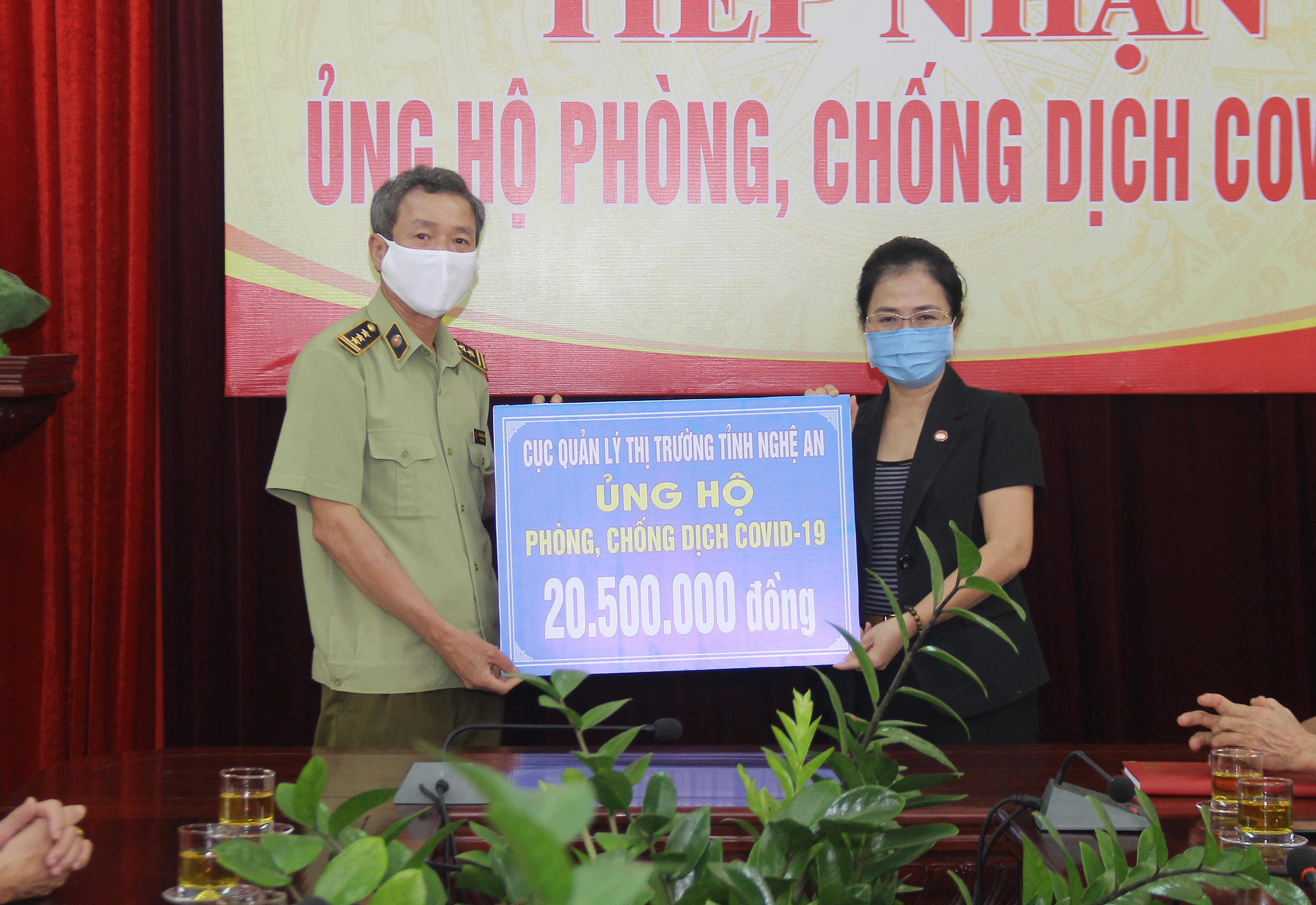 Ban Thường trực UBMTTQ tỉnh tiếp nhận ủng hộ từ Ban liên lạc cực chiến binh Đặc công thành phố Vinh ủng hộ. Ảnh: Mai Hoa
