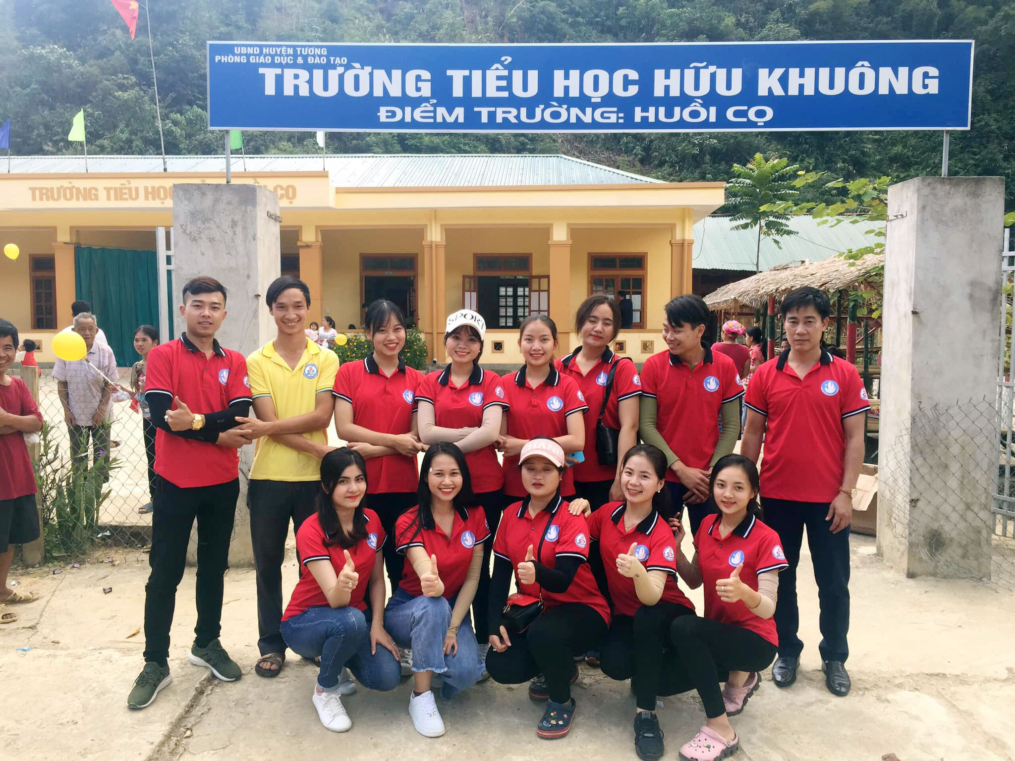 Trần Hà Trang (thứ 3, hàng 1, từ trái sang) trong một chuyến tình nguyện ở huyện Tương Dương. Ảnh: NVCC