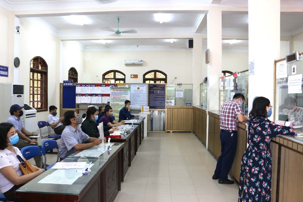 Công dân vào Phòng bấm ticke và chờ đến lượt gọi xử lý hồ sơ. Ảnh: Nguyễn Hải