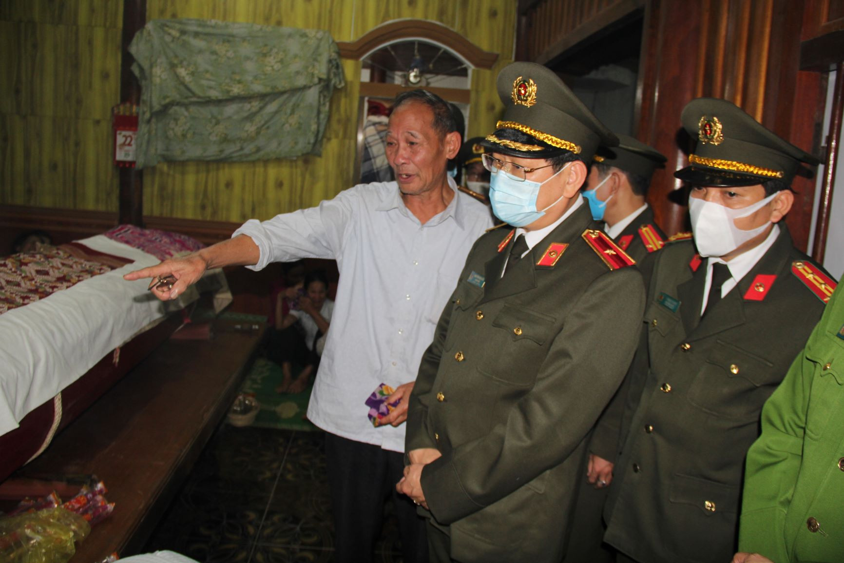 Thiếu tướng Nguyễn Hữu Cầu - Giám đốc Công an tỉnh đến chia sẽ, động viên gia đình Đại úy Sầm Quốc Nghĩa. Ảnh tư liệu