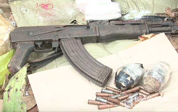 Khẩu súng AK, 2 quả lựu đạn và nhiều viên đạn cảnh sát thu giữ được tại hiện trường sau khi phá chuyên án 918C. Ảnh tư liệu