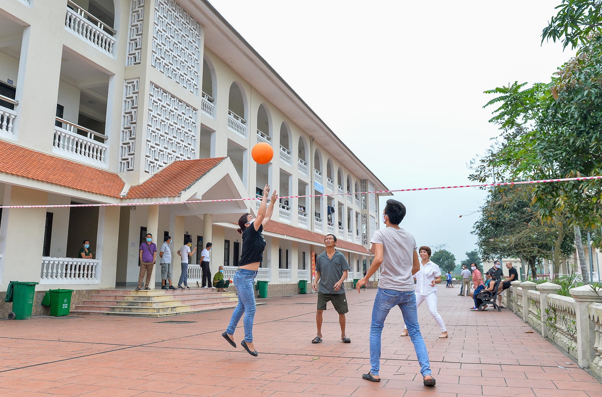 3.Một ngày trước thời điểm rời khu cách ly, cuộc sống của các công dân tại khu số  2 vẫn êm đềm như nếp thường ngày vẫn vậy. Một số người chăm chỉ tập luyện thể dục thể thao, chơi bóng ngoài sân.