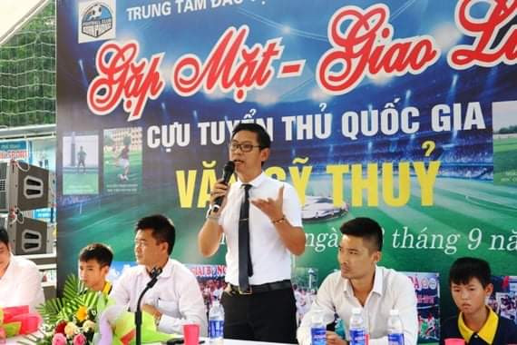 Văn Sỹ Thủy trong một lần trò chuyện với các cầu thủ nhí ở tỉnh Bắc Giang năm 2019. Ảnh: NVCC