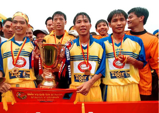Văn Sỹ Thủy (ngoài cùng, bên trái) trên bục nhận danh hiệu vô địch V.League 2001. Ảnh: Quang Minh