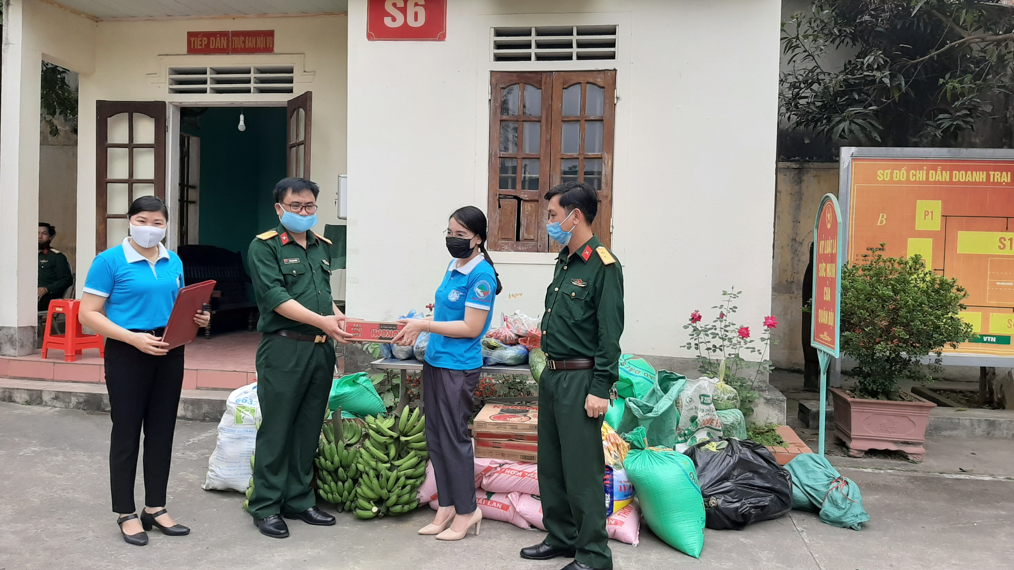 Hội LHPN huyện Quỳ Hợp trao hiện vật cho lực lượng làm nhiệm vụ tại xã Châu Lý. Ảnh: Phan Giang