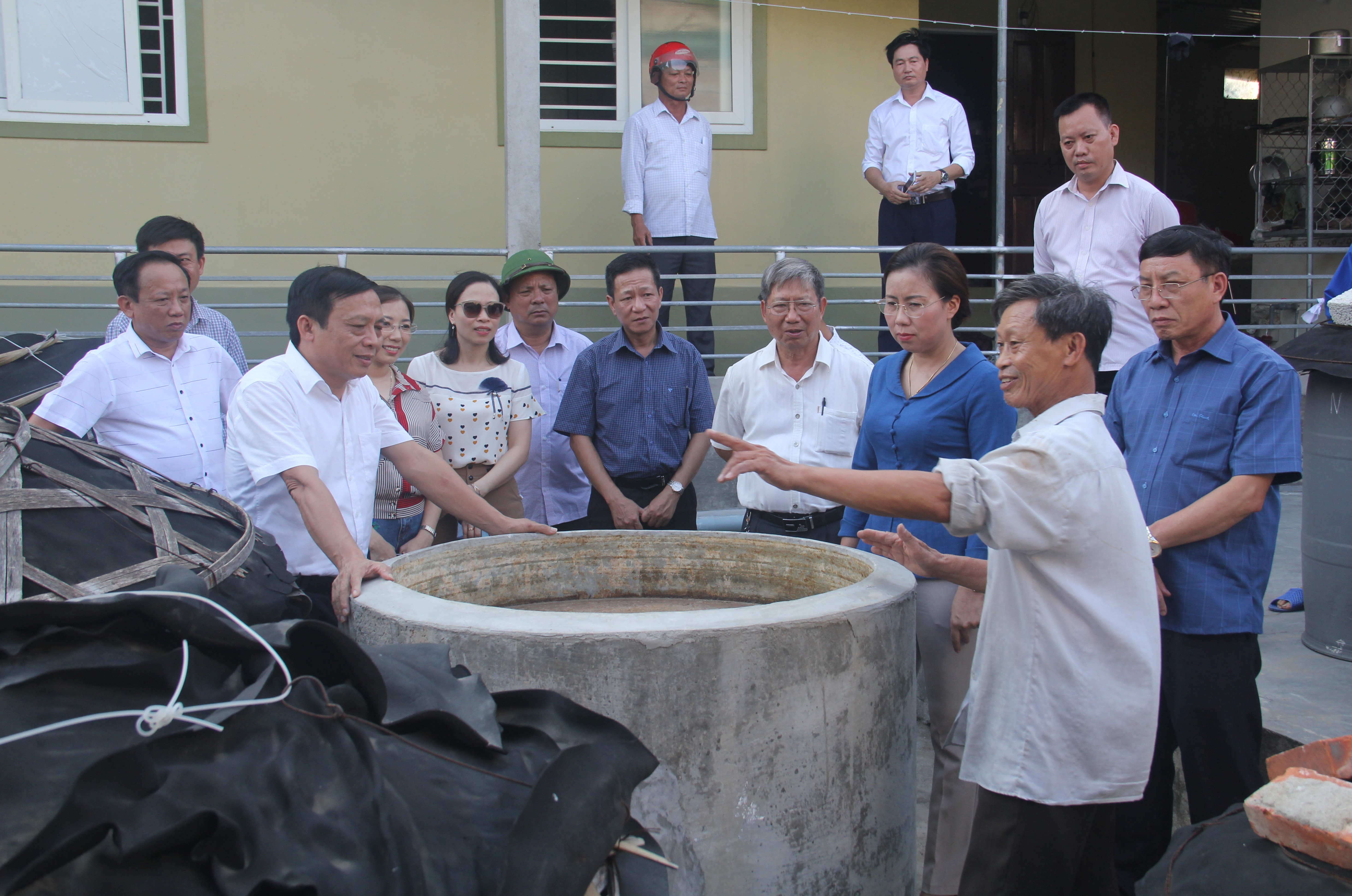 Đồng chí Nguyễn Quang Tùng và Trung ương Hội Nông dân Việt Nam tham quan mô hình chế biến nước mắm tại phường Nghi Hải (TX. Cửa Lò). Ảnh: Hoàng Minh