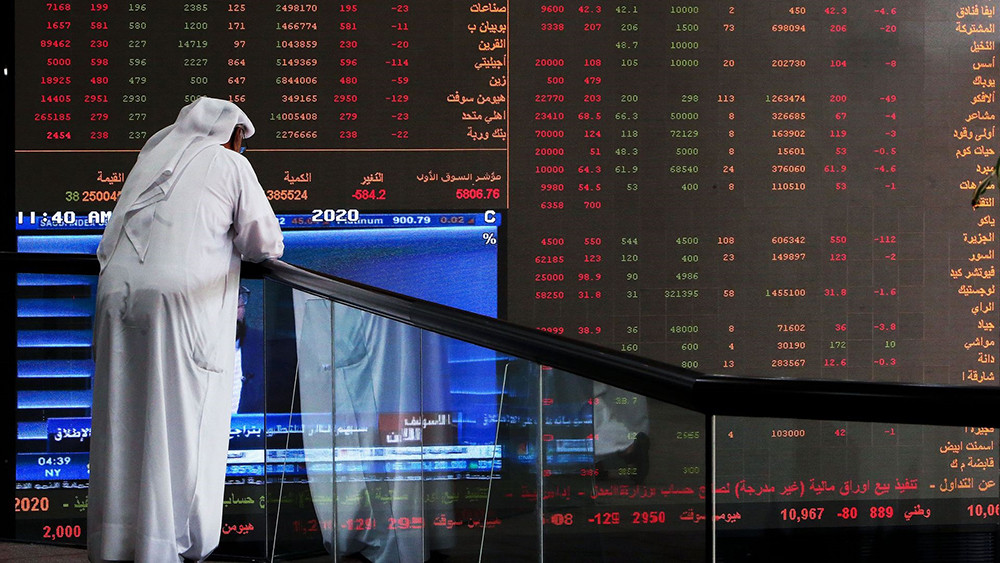 Giới đầu tư lo lắng theo dõi chứng khoán và giá dầu biến động chóng mặt. Ảnh: AFP, Getty