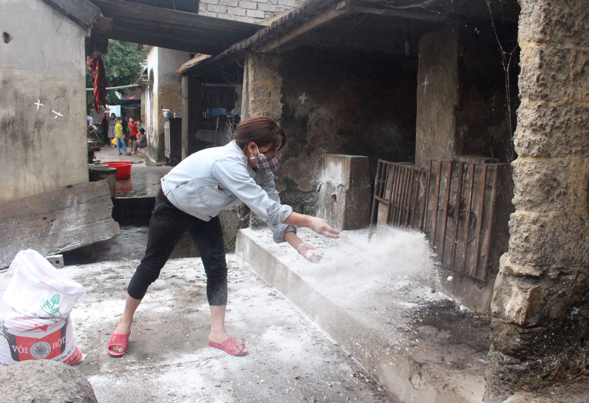 Hệ thống chuồng trại ở các hộ nuôi nông hộ còn tồn tại rất nhiều bất cập. Ảnh: Phú Hương