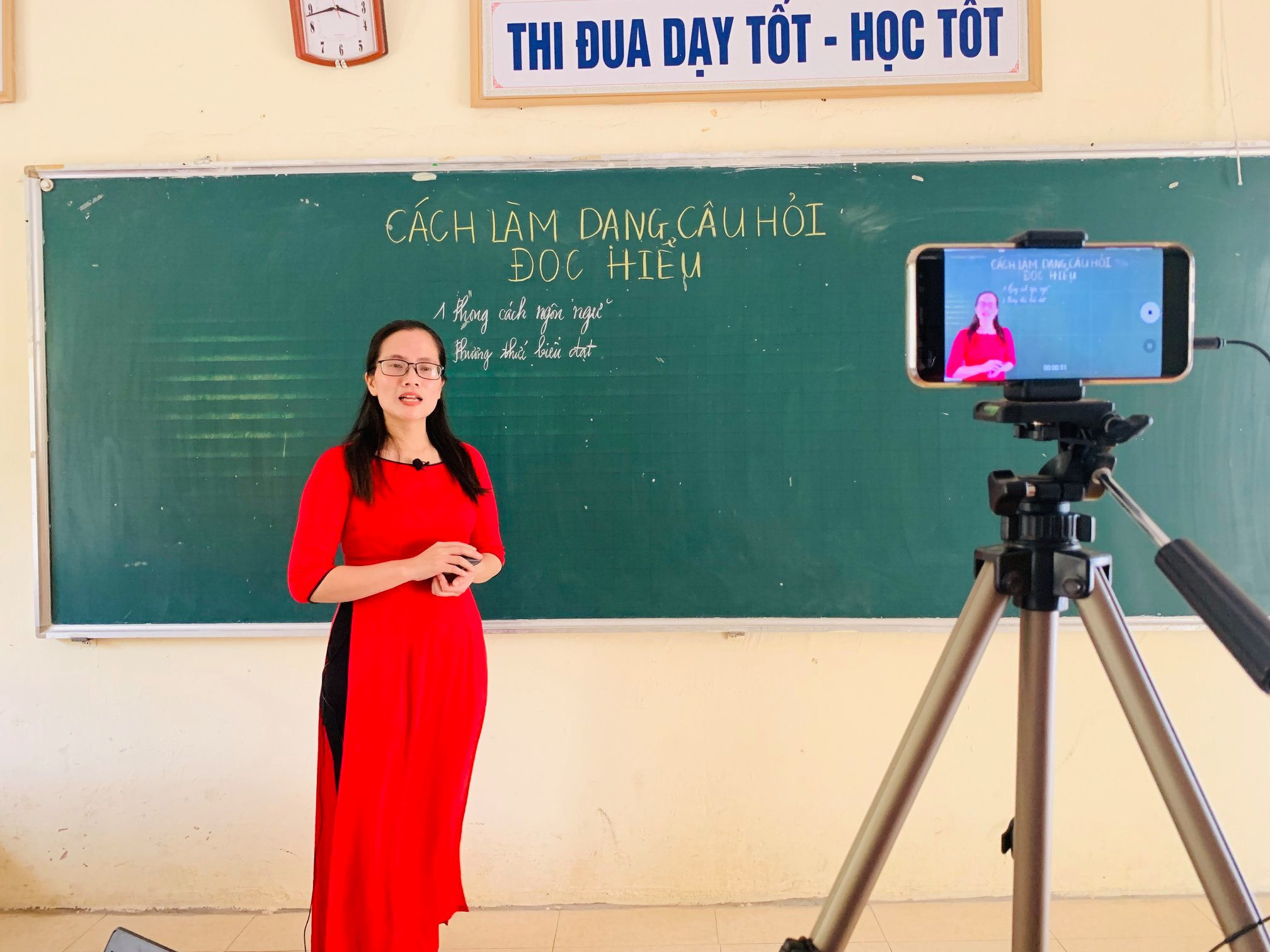 Giáo viên Trường THPT Hoàng Mai tự thu bài các tiết học trực tuyến để dạy học cho học sinh. Ảnh: PV