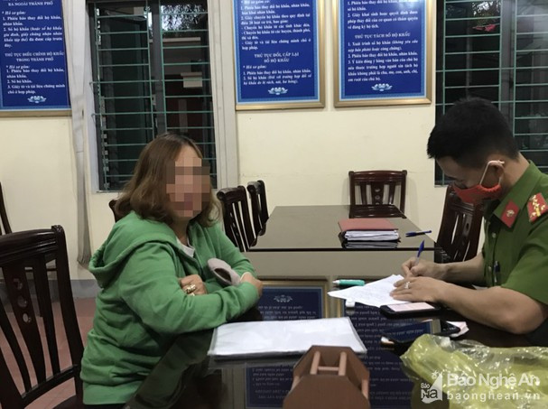 Công an phường Hồng Sơn xử phạt một công dân vì không chấp hành đeo khẩu trang nơi công cộng. Ảnh: Tư liệu