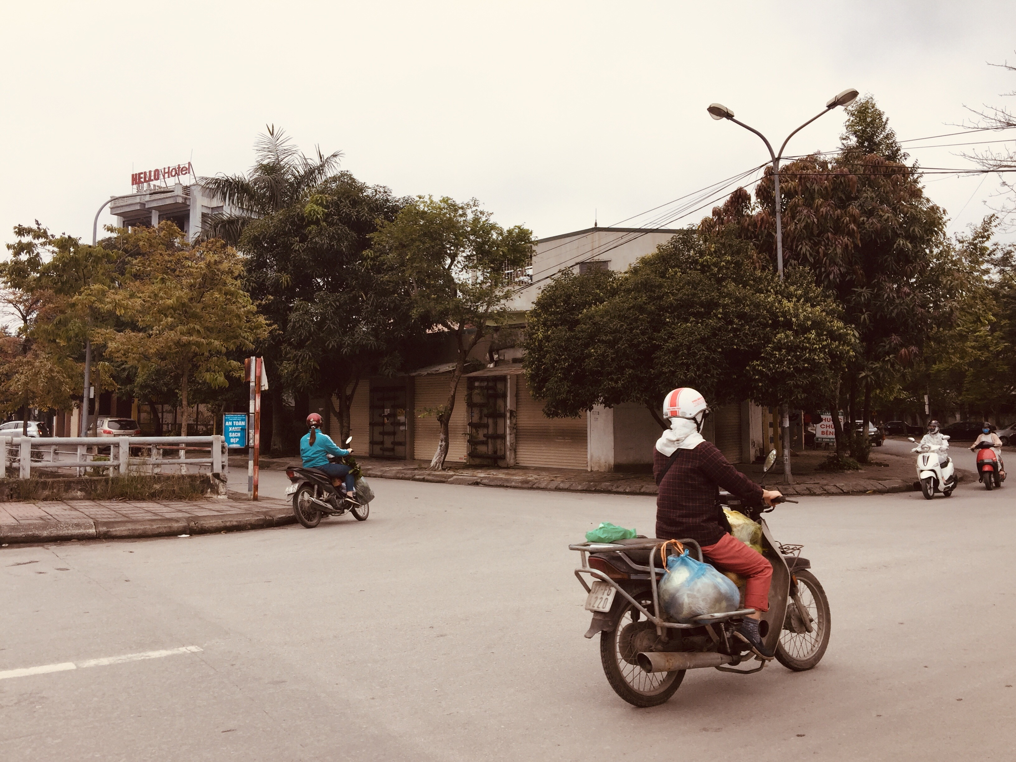 Ngã tư giao nhau giữa đường Phùng Chí Kiên và đường Tuệ Tĩnh, thuộc địa bàn phường Hà Huy Tập (trước cổng Bệnh viên y học cổ truyền) ngày thường tấp nập đông người thì nay hàng quán vắng tanh. Ảnh: Nguyễn Hải