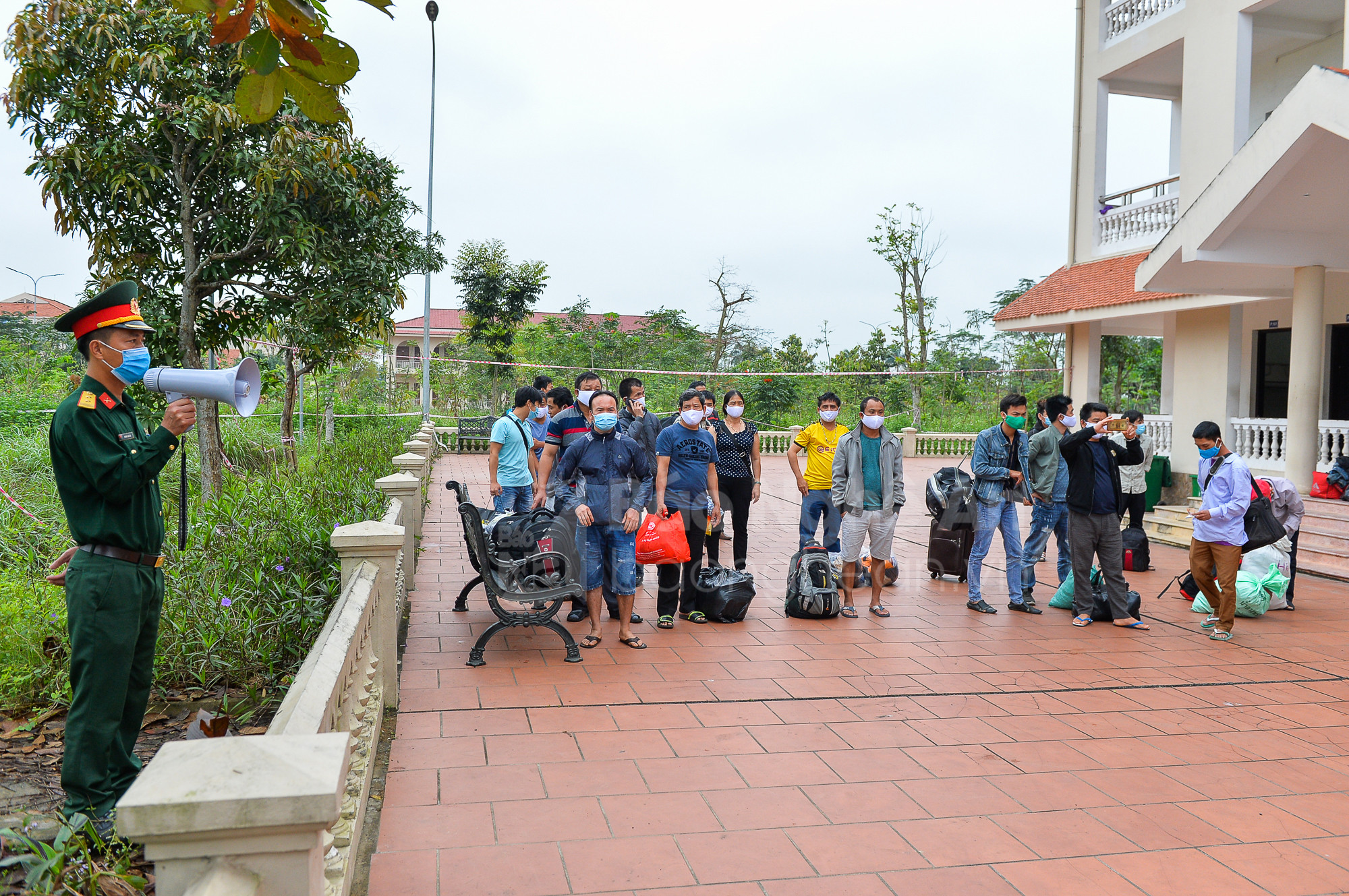 Đúng 8 giờ sáng, các cán bộ chiến sĩ quân đội thông báo: Những người hoàn thành nhiệm vụ cách ly, tập trung xuống sân xếp hàng, chuẩn bị rời khu cách ly.