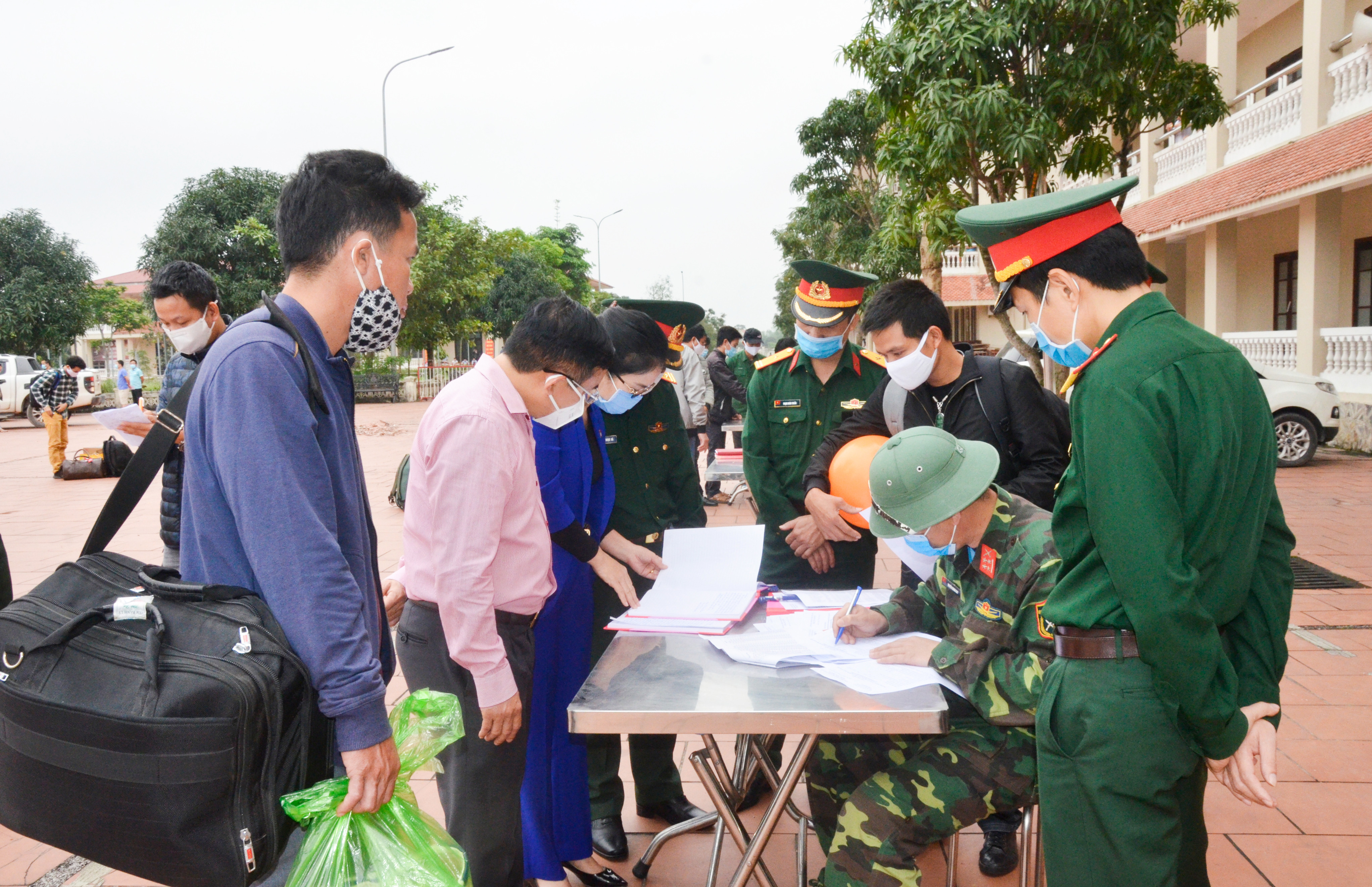 Kiểm tra việc thực hiện thủ tục cho công dân hết thời hạn cách ly 14 ngày. Ảnh: Thanh Lê