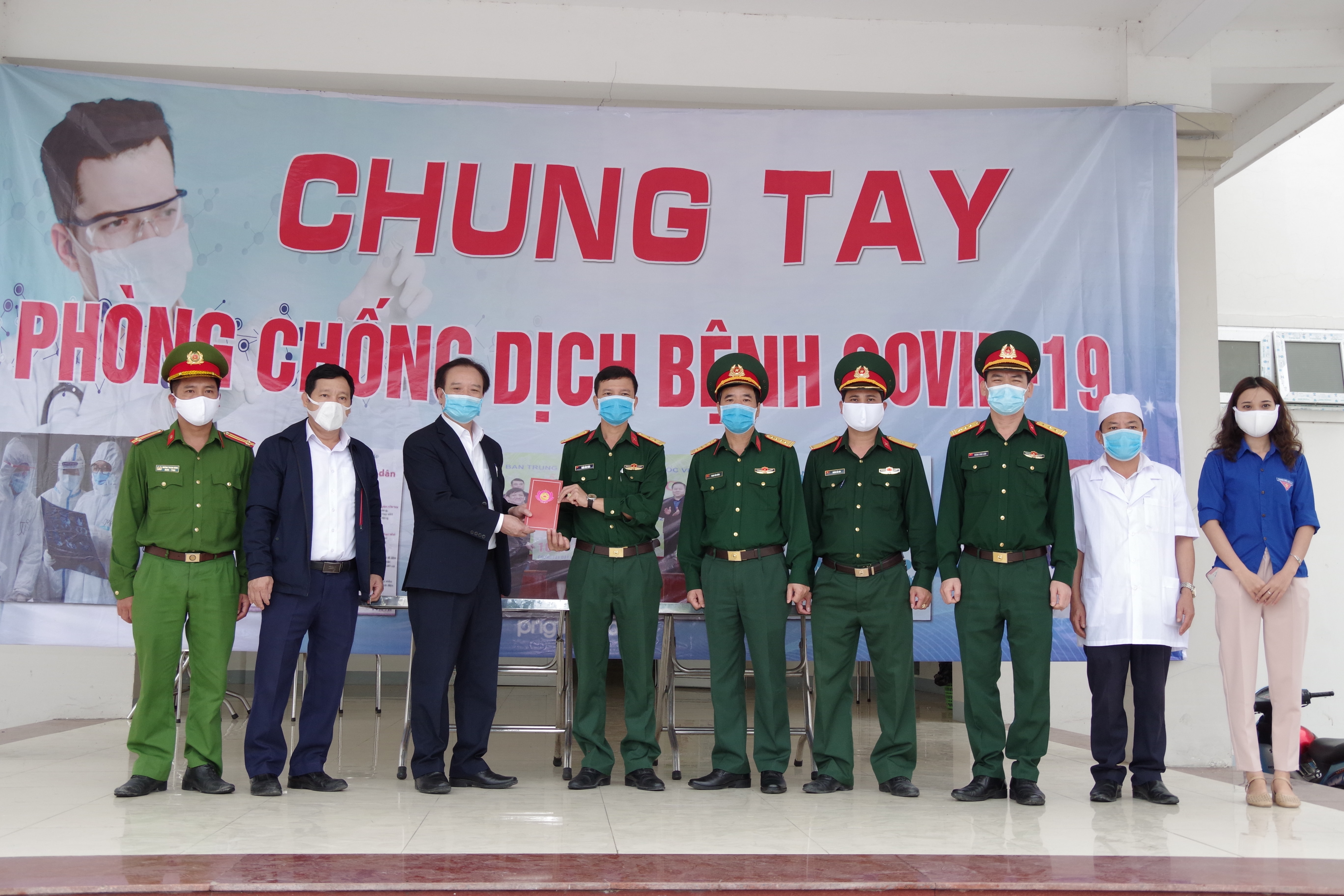 Đồng chí Hồ Phúc Hợp, UVBTV tỉnh ủy, Trưởng ban tổ chức tỉnh ủy tặng quà khu cán bộ chiến sỹ  đội ngũ y bác sỹ, tại khu cách ly Ban chỉ huy quân sự thị xã Cữa Lò