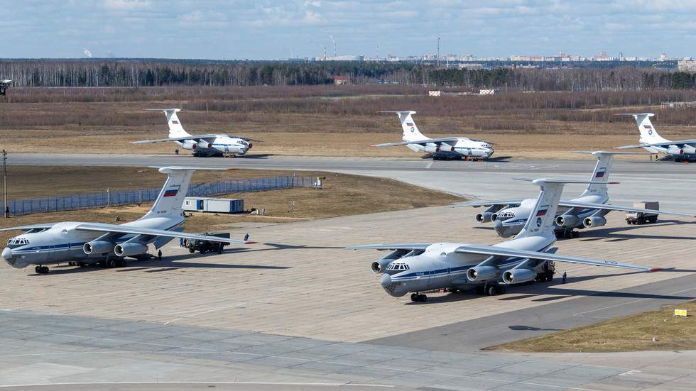 Máy bay chở hàng của Nga chuẩn bị vận chuyển trang thiết bị y tế đến Italy. Ảnh: Reuters