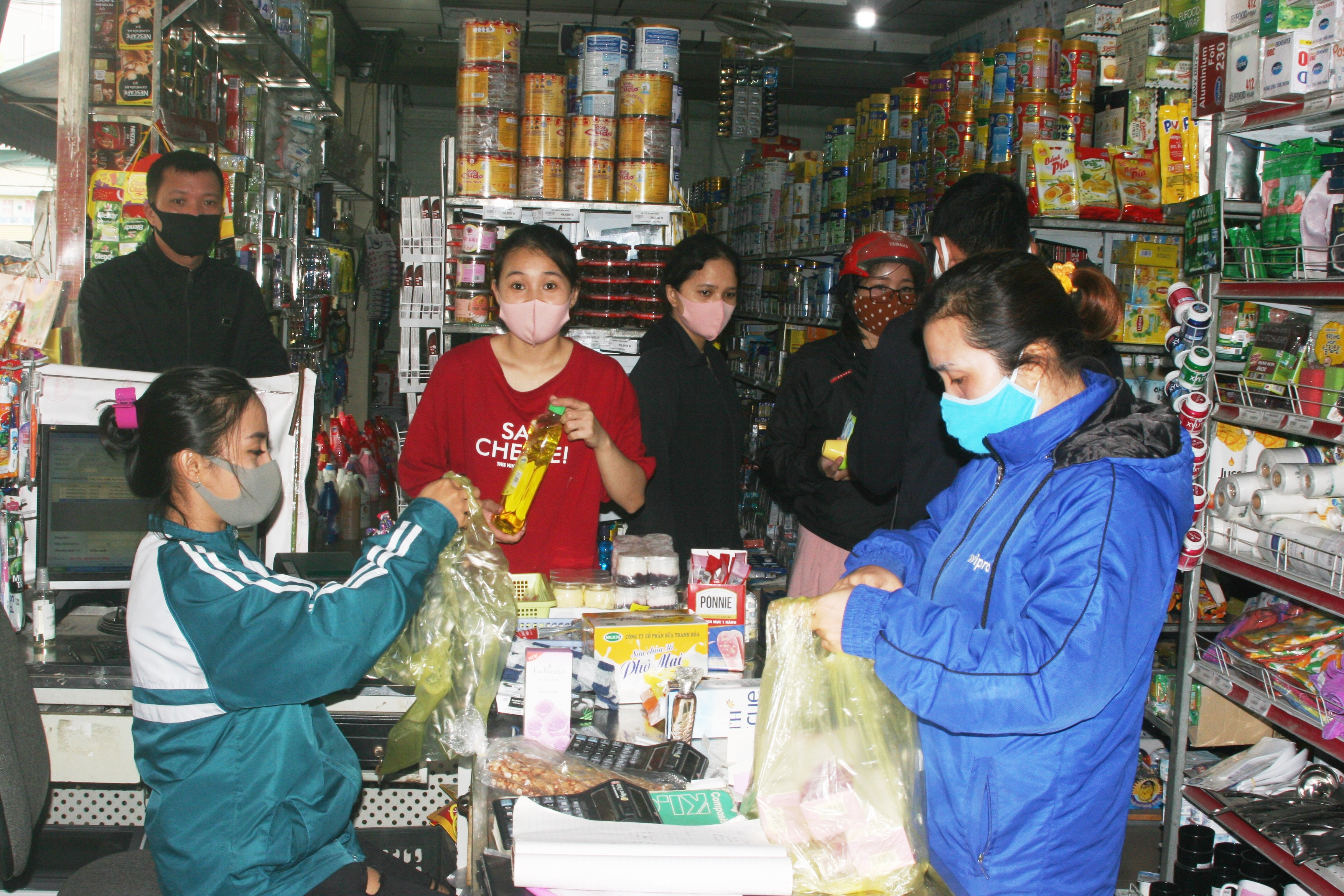 Mặc dù lượng khách mua sắm ít nhưng các quầy hàng ở chợ Giát vẫn mở cửa, chủ quầy và khách hàng đeo khẩu trang khi mua bán. Ảnh: Việt Hùng