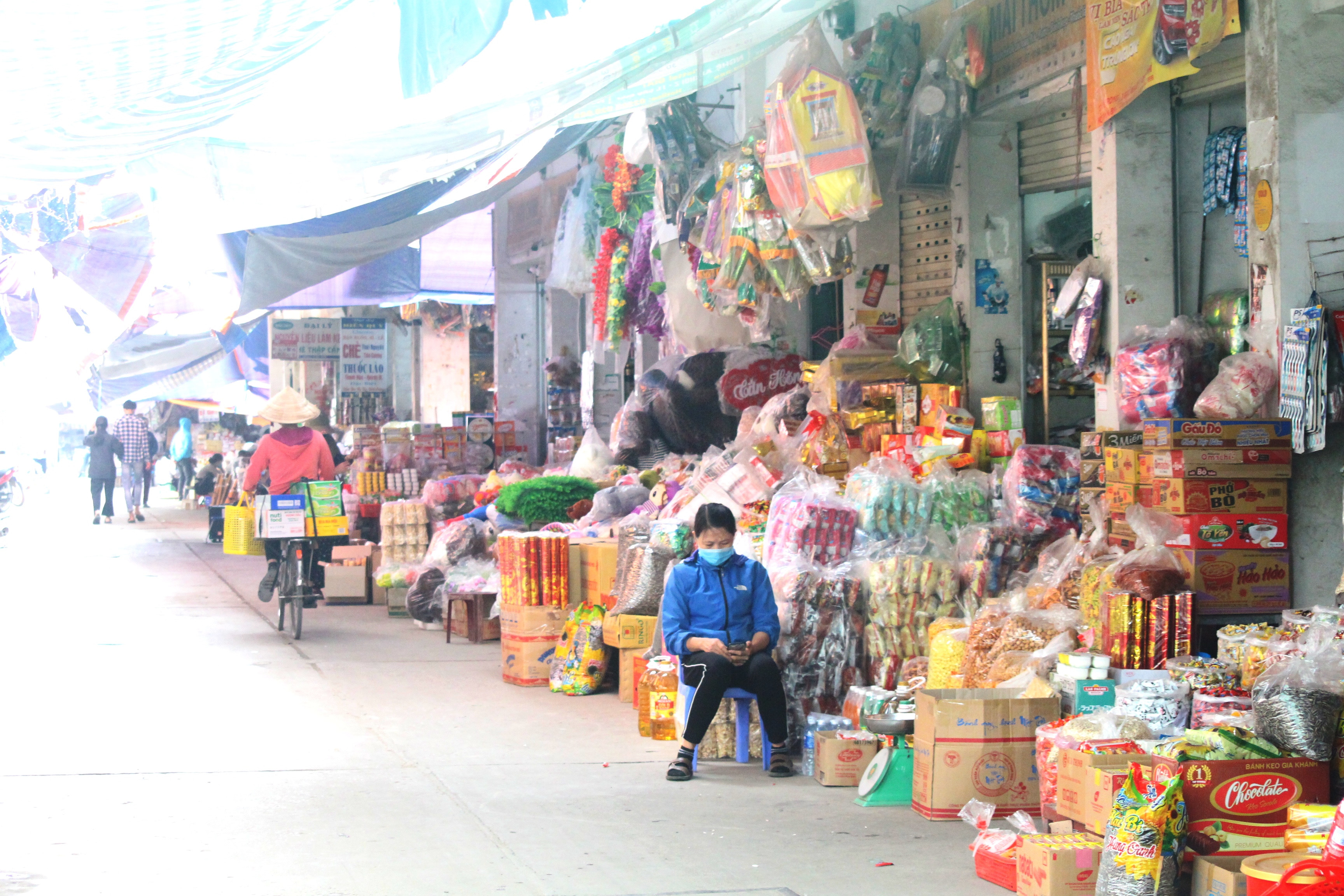 Các quầy hàng bánh kẹo ở chợ Giát (Quỳnh Lưu) ảm đạm, vắng khách trong mùa dịch. Ảnh: Việt Hùng