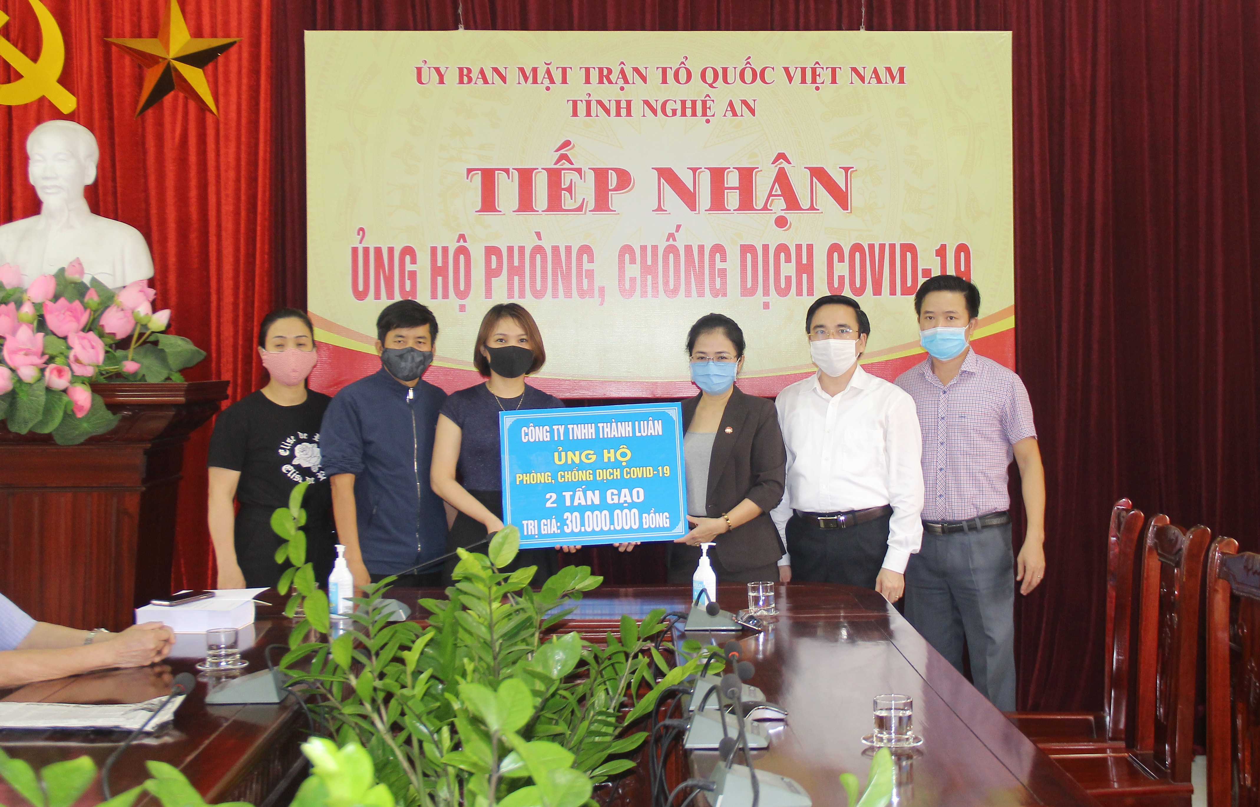 Ban Thường trực UBMTTQ tỉnh tiếp nhận ủng hộ từ Ban liên lạc cực chiến binh Đặc công thành phố Vinh ủng hộ. Ảnh: Mai Hoa