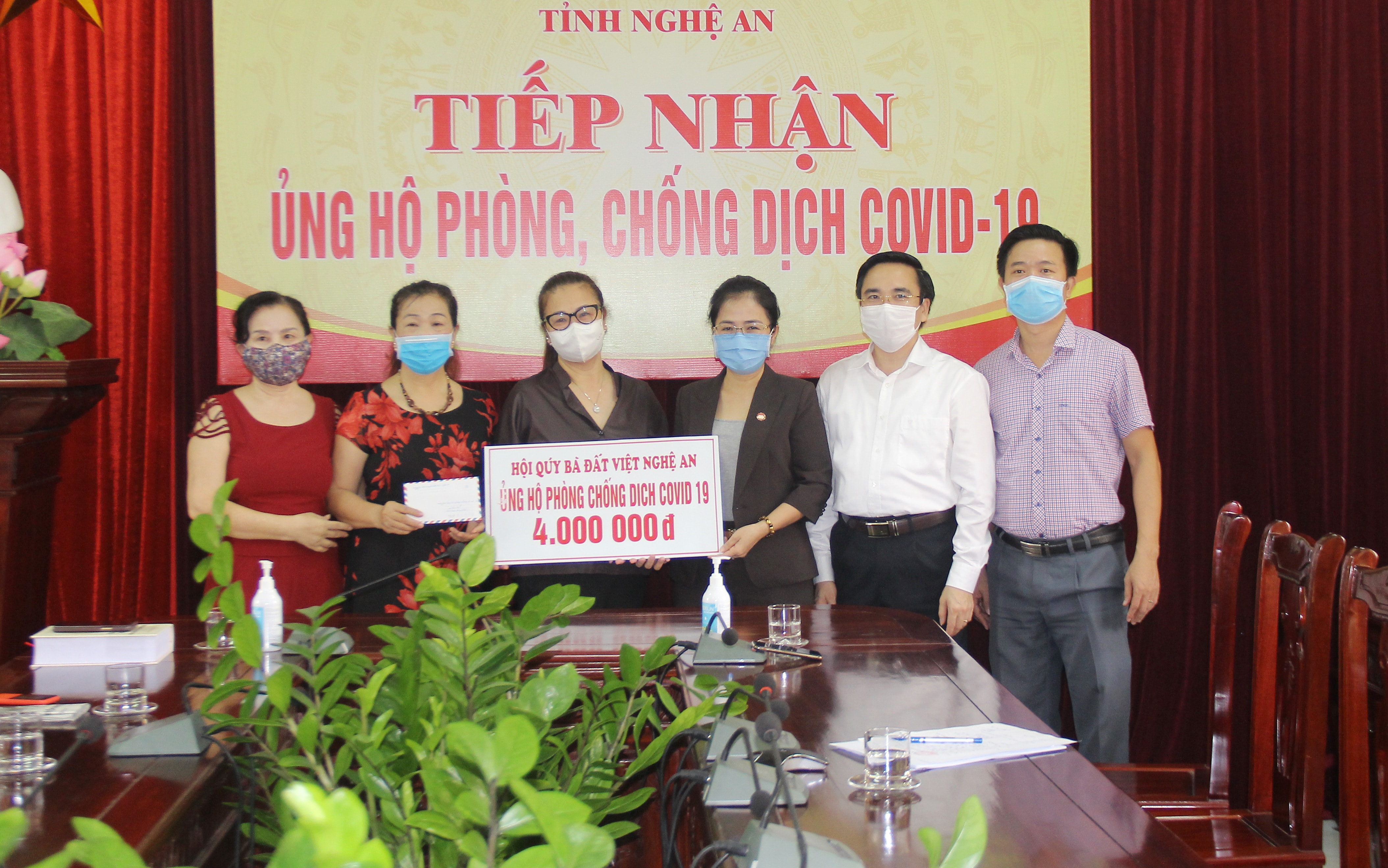 Ban Thường trực UBMTTQ tỉnh tiếp nhận ủng hộ từ Ban liên lạc cực chiến binh Đặc công thành phố Vinh ủng hộ. Ảnh: Mai Hoa