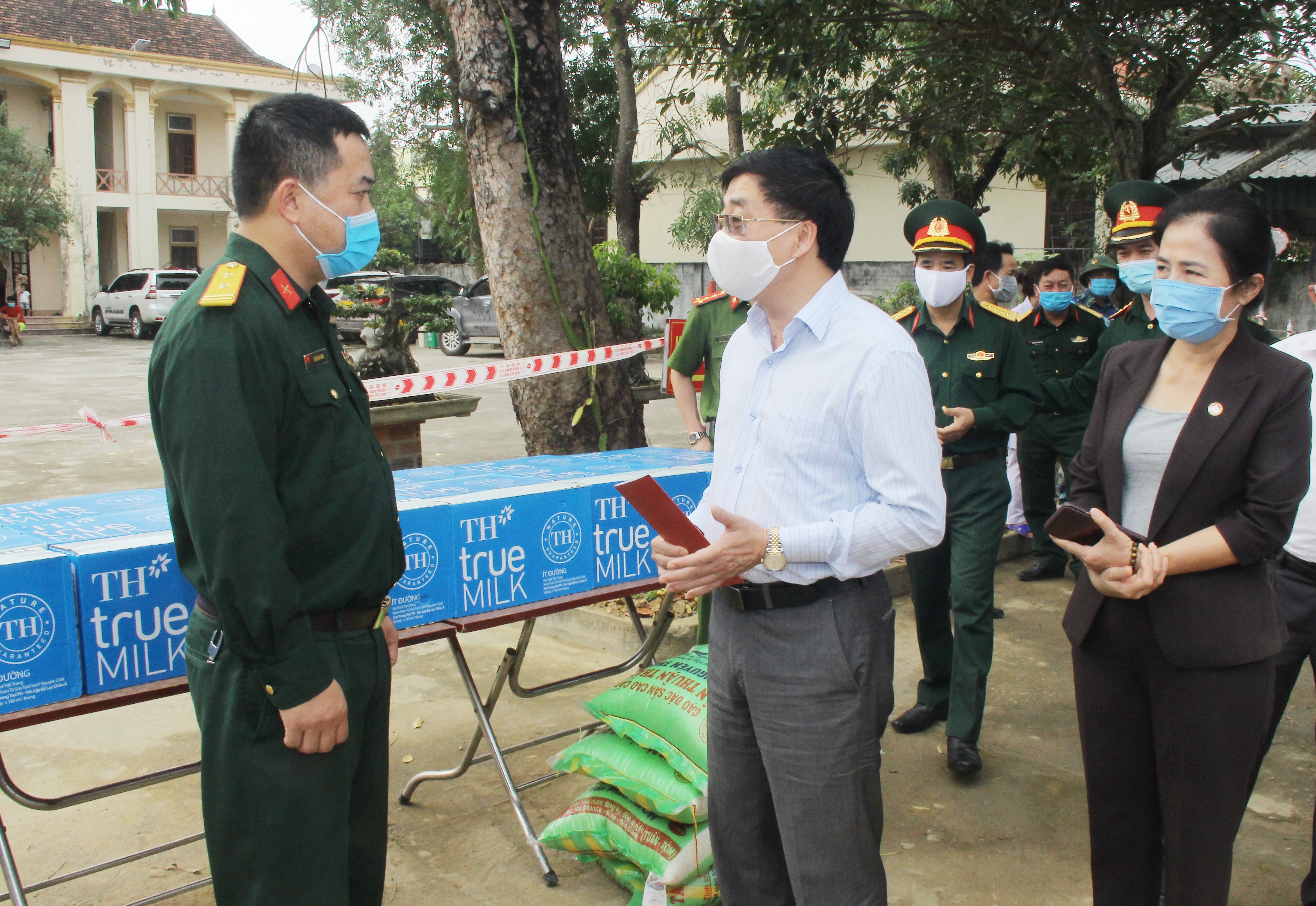 Phó Bí thư Tỉnh ủy Nguyễn Văn Thông tặng quà các cán bộ, chiến sỹ và các lực lượng đang phục vụ tại điểm cách ly tập trung huyện Quỳnh Lưu. Ảnh: Mai Hoa