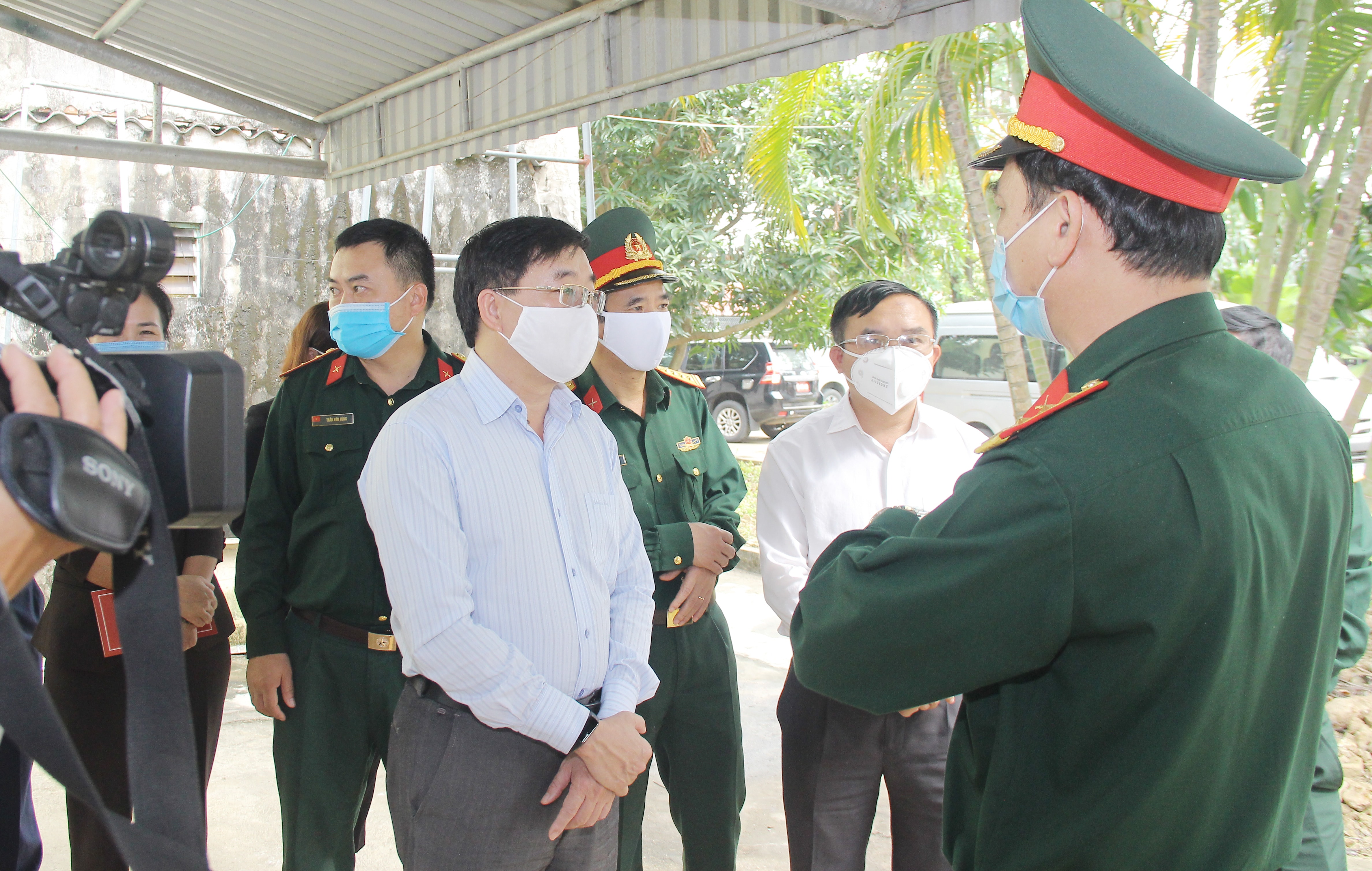 Đồng chí Nguyễn Văn Thông kiểm tra điểm cách ly tập trung tại huyện Quỳnh Lưu. Ảnh: Mai Hoa