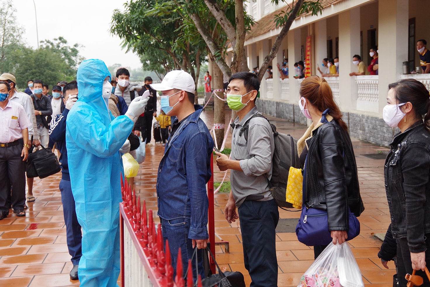 Đo thân nhiệt trước khi trở về gia đình. Ảnh: Trọng Kiên