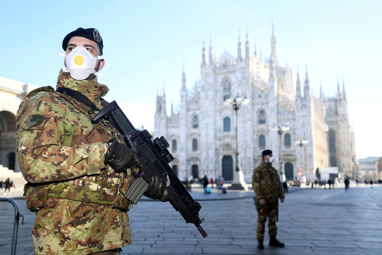 Lực lượng quân đội đeo khẩu trang đứng ngoài nhà thờ Duomo, đóng cửa do dịch Covid-19 tại Milan, Italy hôm 24/2. Ảnh: Reuters.