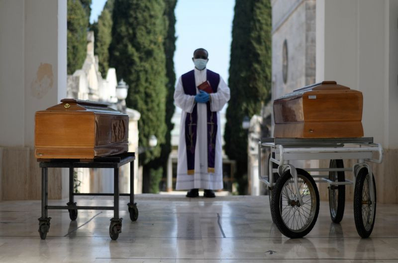 Quan tài 2 bệnh nhân tử vong vì Covid-19 trong lễ truy điệu tại một thị trấn nhỏ của Italy hôm 30/3. Ảnh: Reuters