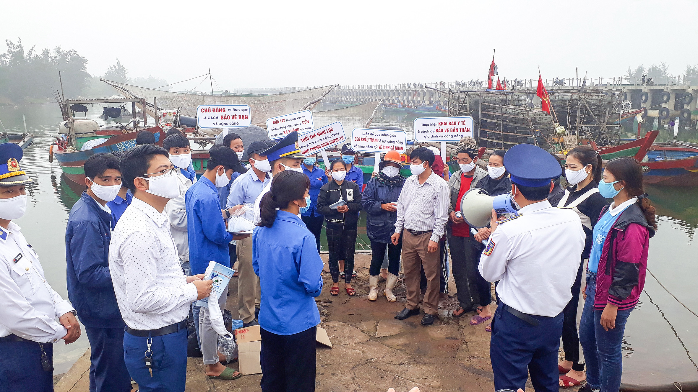Các ngành chức năng huyện Nghi Lộc thông báo, tuyên truyền phòng chống dịch Covid-19 cho bà con ngư dân. Ảnh: An Ngọc