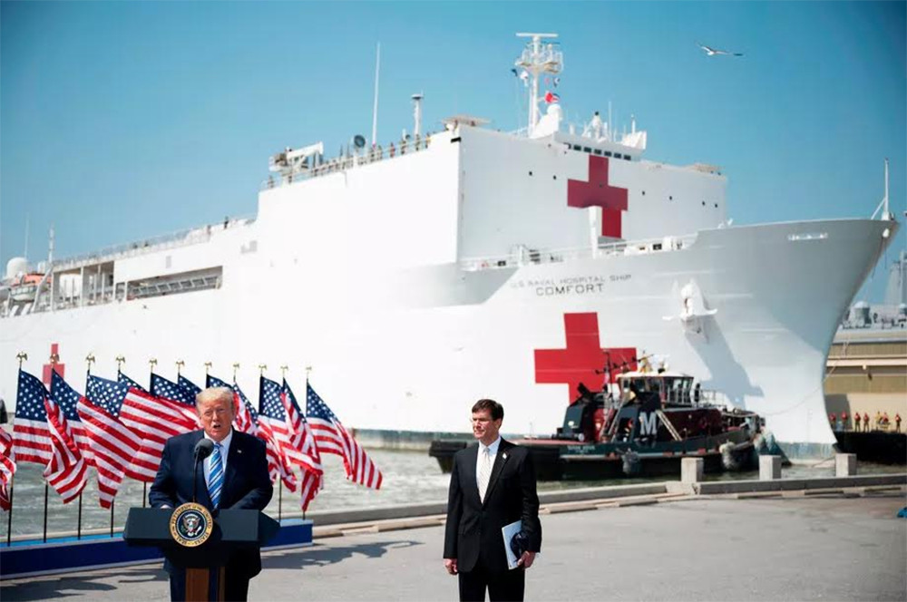 Tổng thống Mỹ Donald Trump phát biểu trong lễ tiễn tàu Comfort tại Virginia hôm 28/3. Ảnh: Getty