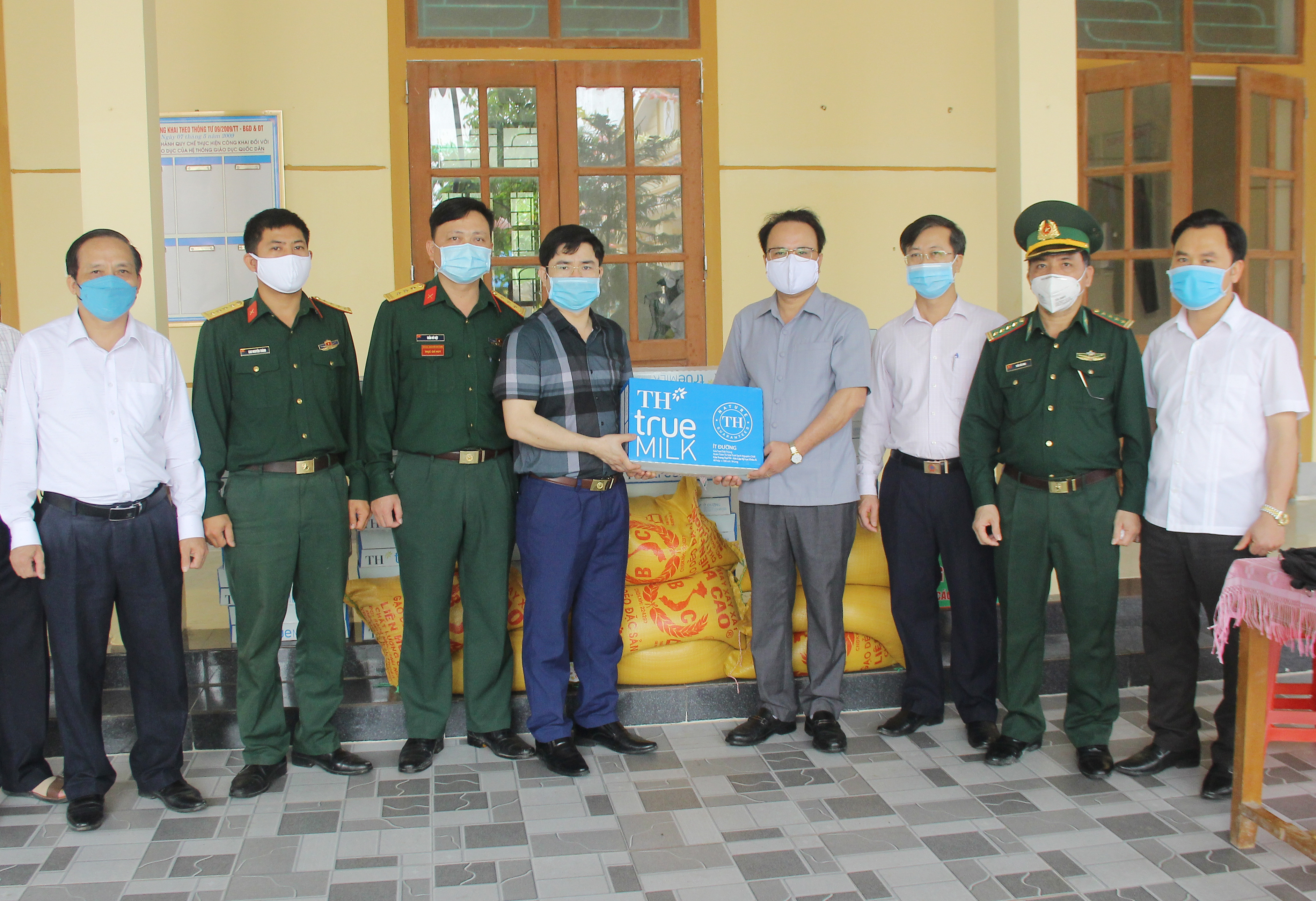 Dịp này, đoàn công tác của tỉnh cũng đã tặng quà động viên các lực lượng đang phục vụ nhân dân tại điểm cách ly tập trung ở xã Đại Đồng, huyện Thanh Chương. Ảnh: Mai Hoa