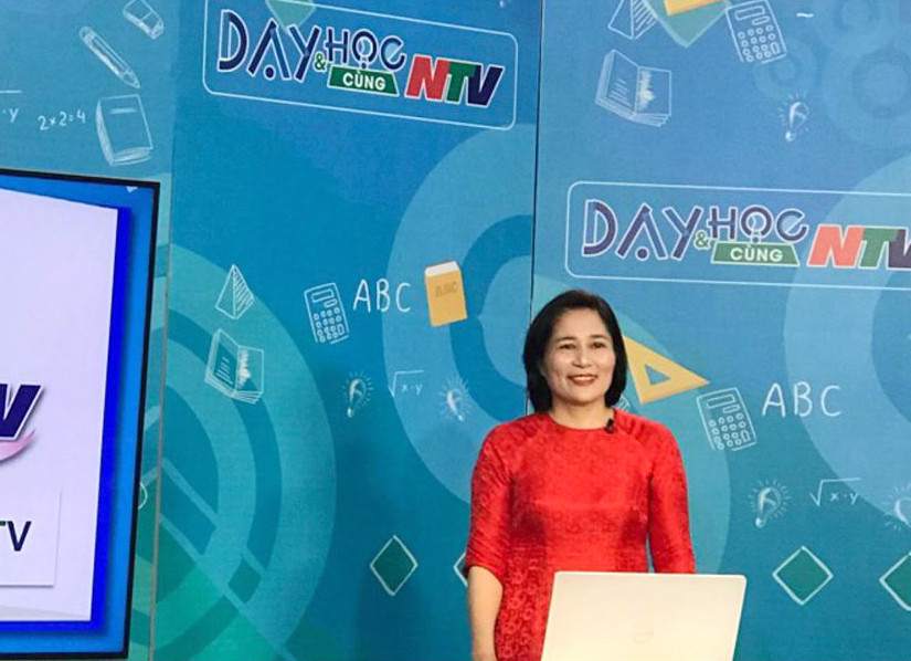 Cô giáo Nguyễn Thị Thanh Thu tham gia dạy học trực tuyến trên truyền hình. Ảnh: PV