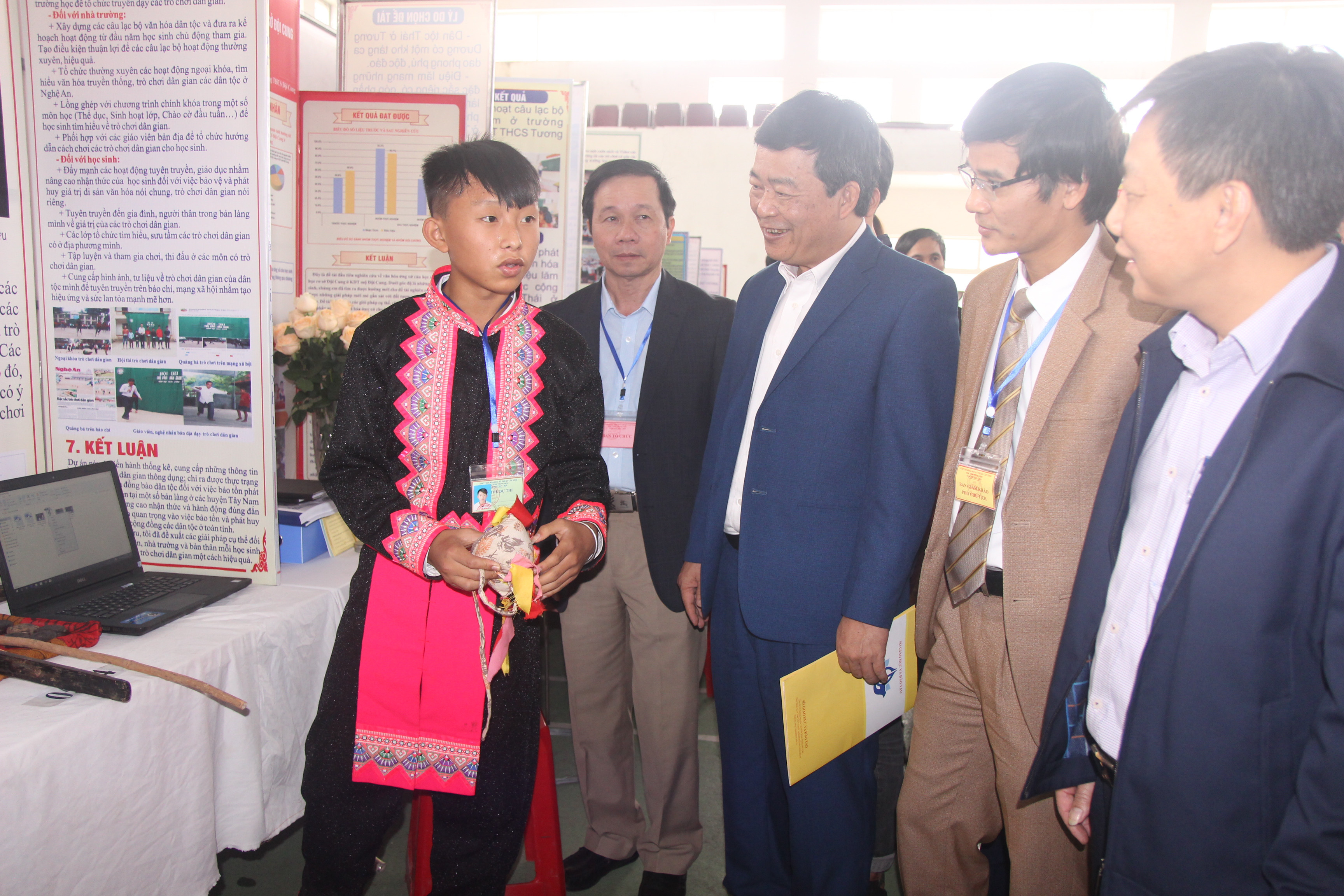 Thầy giáo Võ Văn Mai tìm hiểu về dự án tham dự cuộc thi KHKT của học sinh huyện Kỳ Sơn. Ảnh: Mỹ Hà