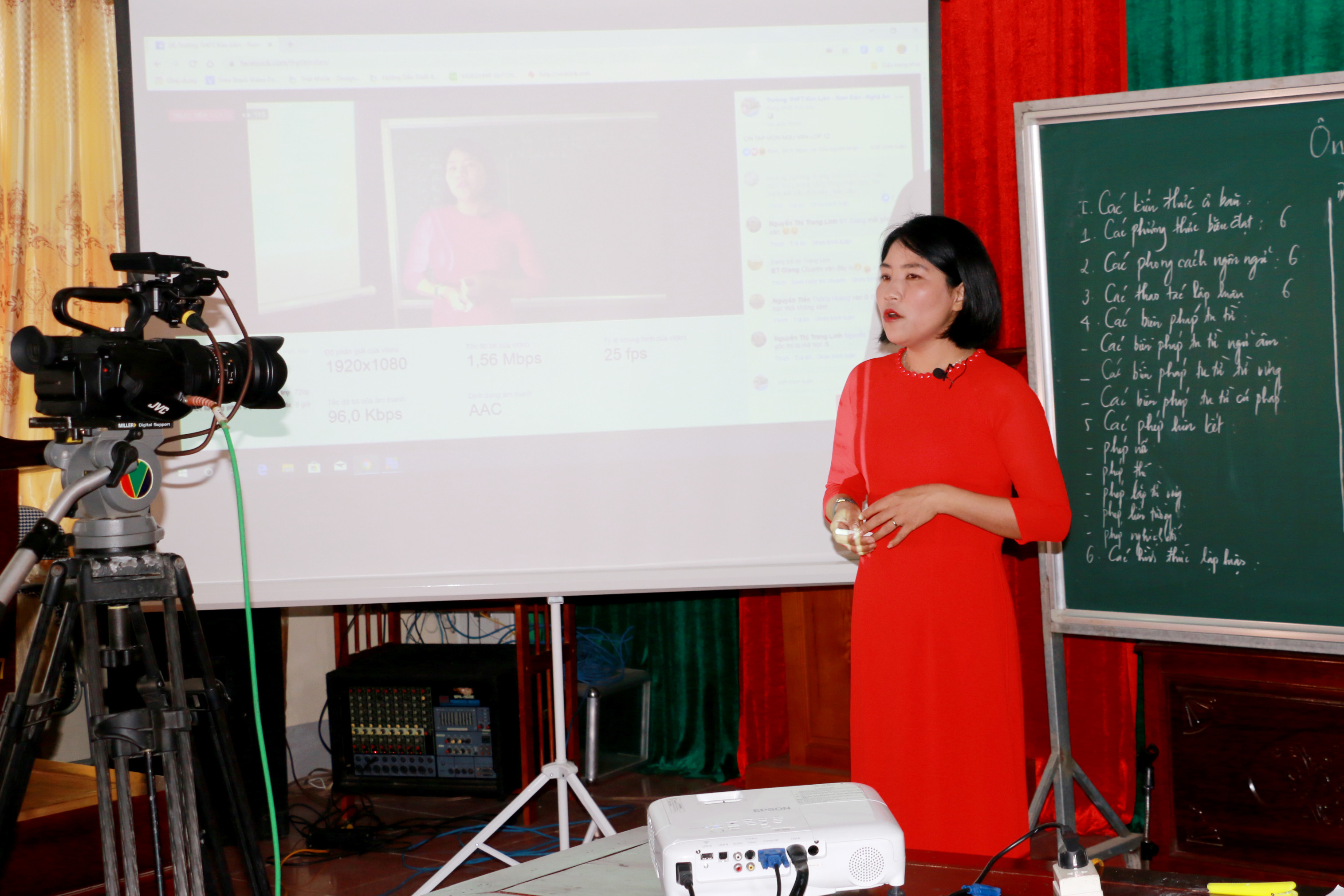 Tiết dạy trực tuyến của cô giáo Phạm Thị Hằng. Ảnh: Mỹ Hà.